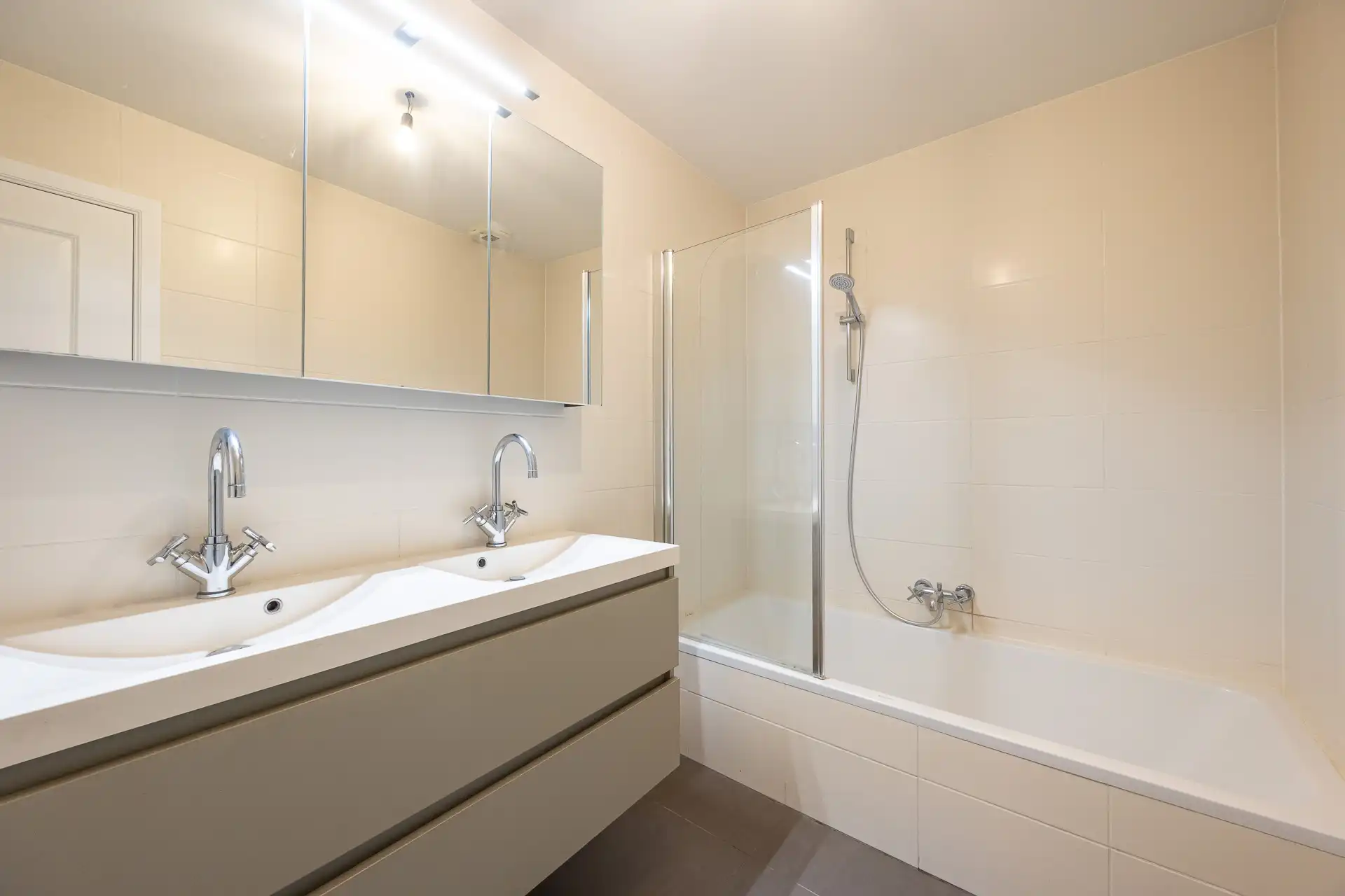 Kwalitatief gelijkvloers appartement (2012) met tuin foto 11
