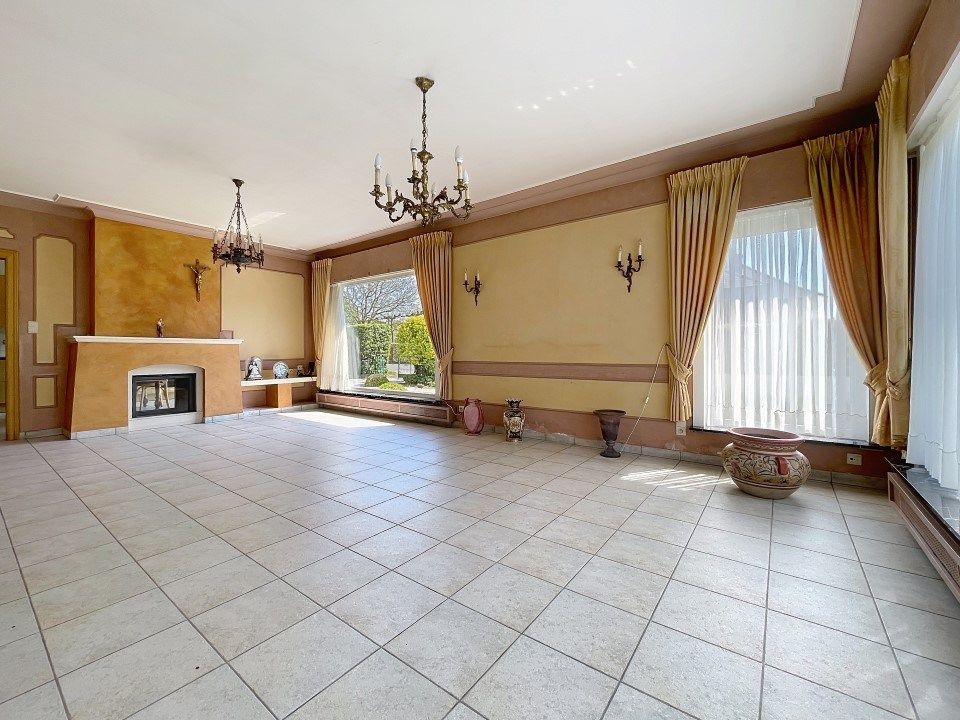 Prachtig gelegen, gelijkvloerse woning met 3 grote slaapkamers en garage op 1107m². foto 2
