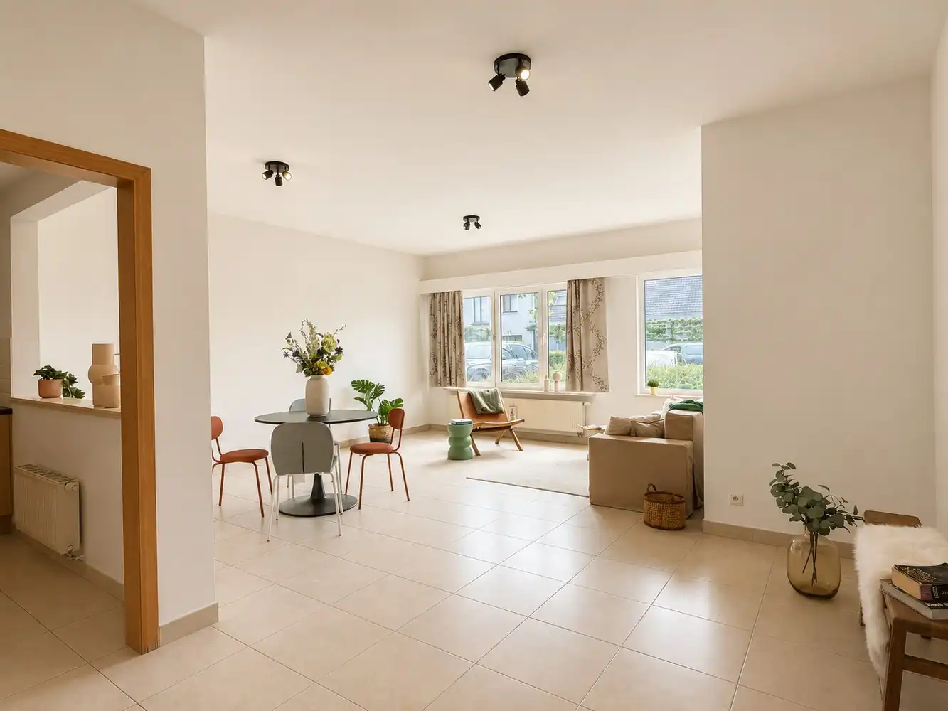 Instapklaar en energiezuinig ruim twee slaapkamer appartement in het centrum van Eke foto {{pictureIndex}}