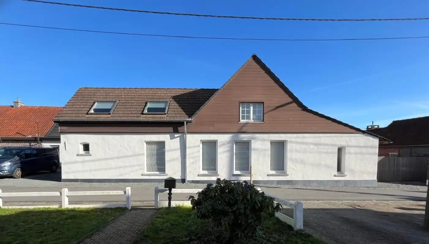 Instapklare charmante woning met zonnige binnentuin en garage. foto {{pictureIndex}}
