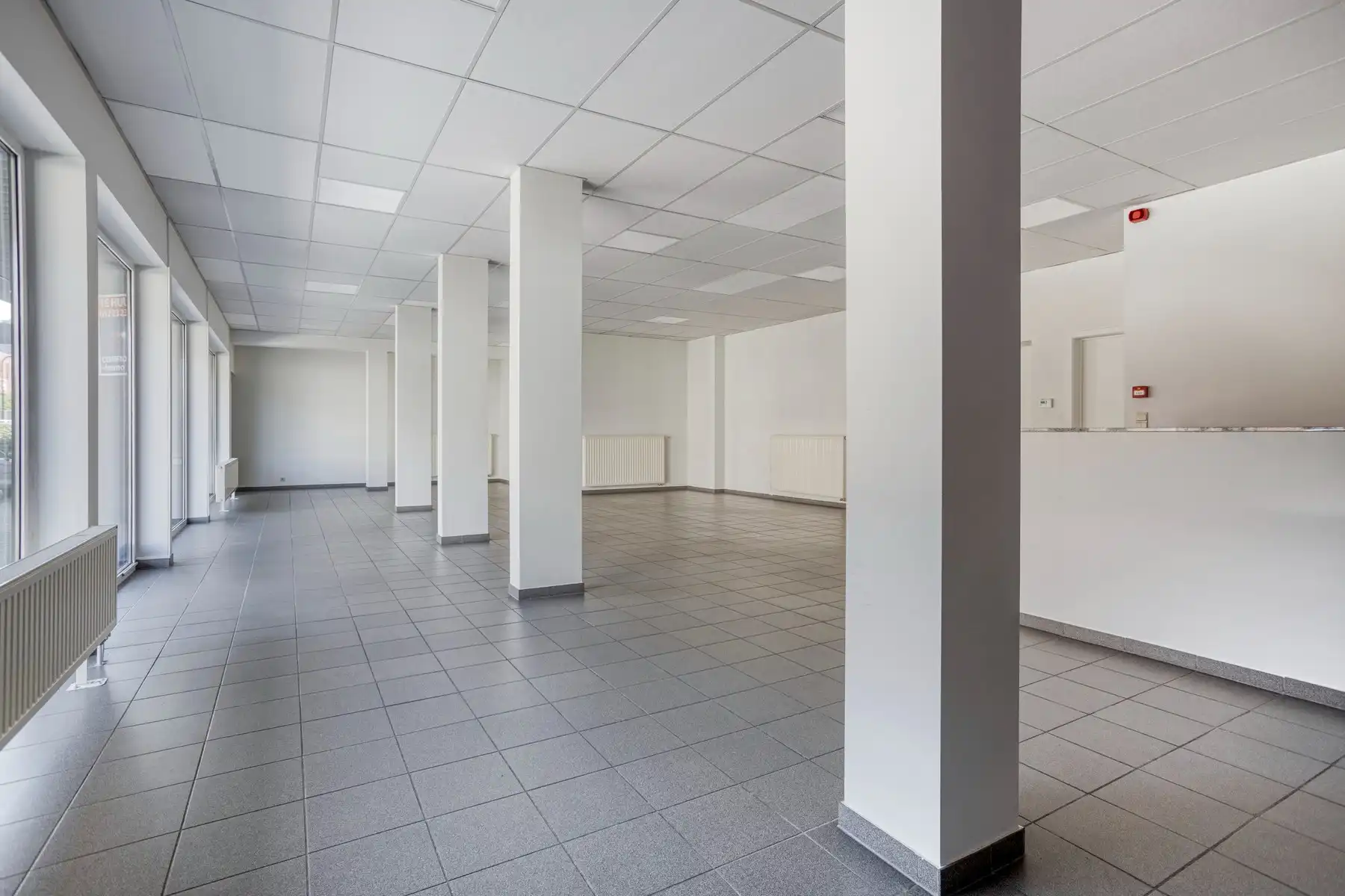 Ruime kantoor- of winkelruimte met opslagmogelijkheden foto 5