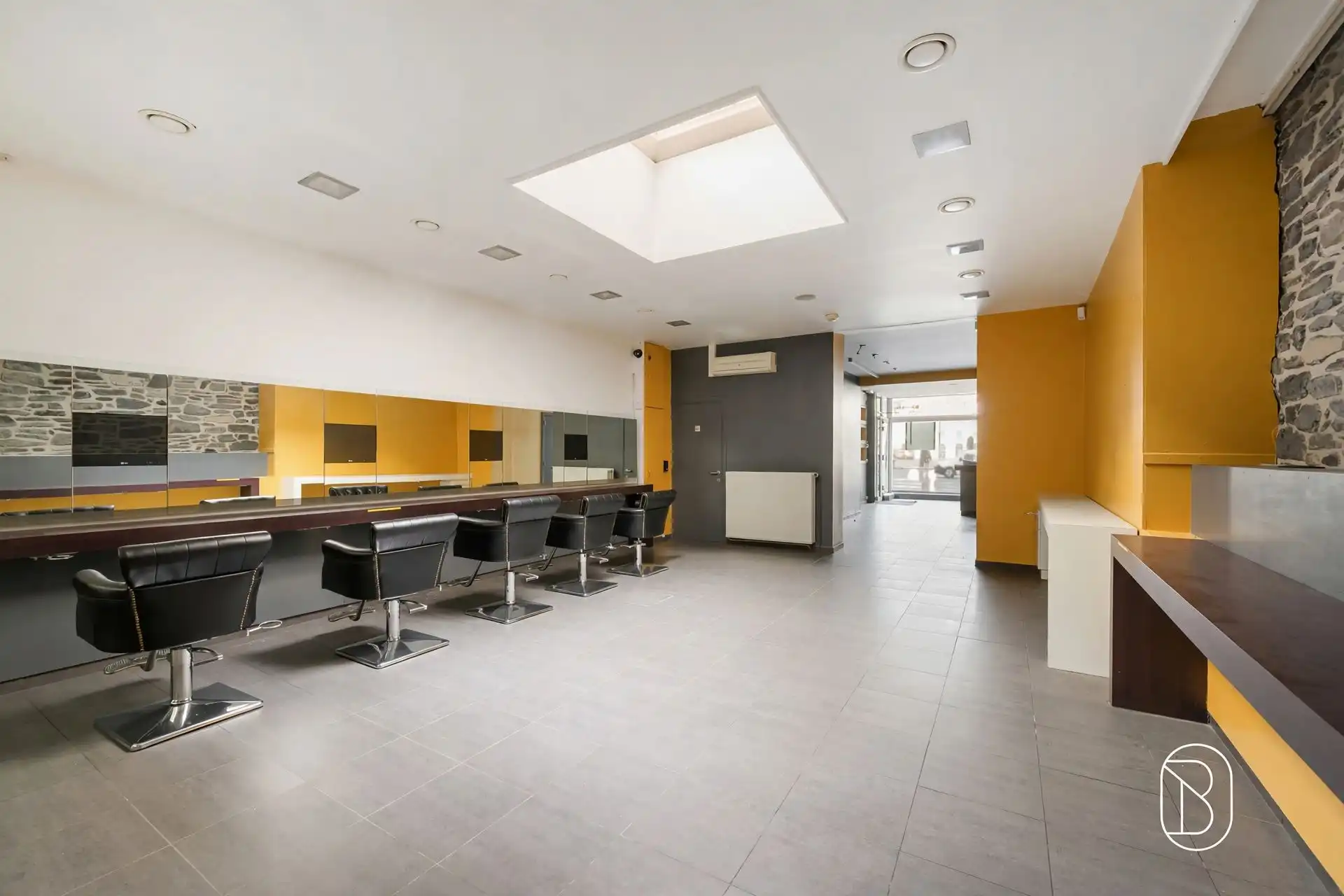 Perfect gelegen multifunctioneel gebouw foto 2