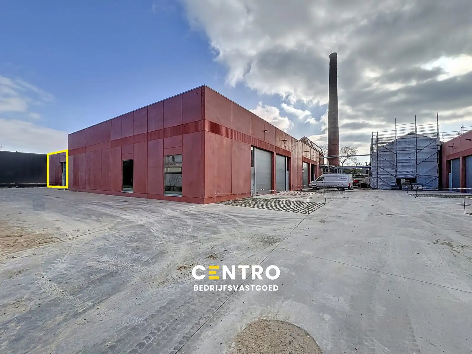 Unit van 749 m² (aangesloten op het WARMTENET) met 8 parkeerplaatsen op TOP-locatie te Kortrijk. foto {{pictureIndex}}