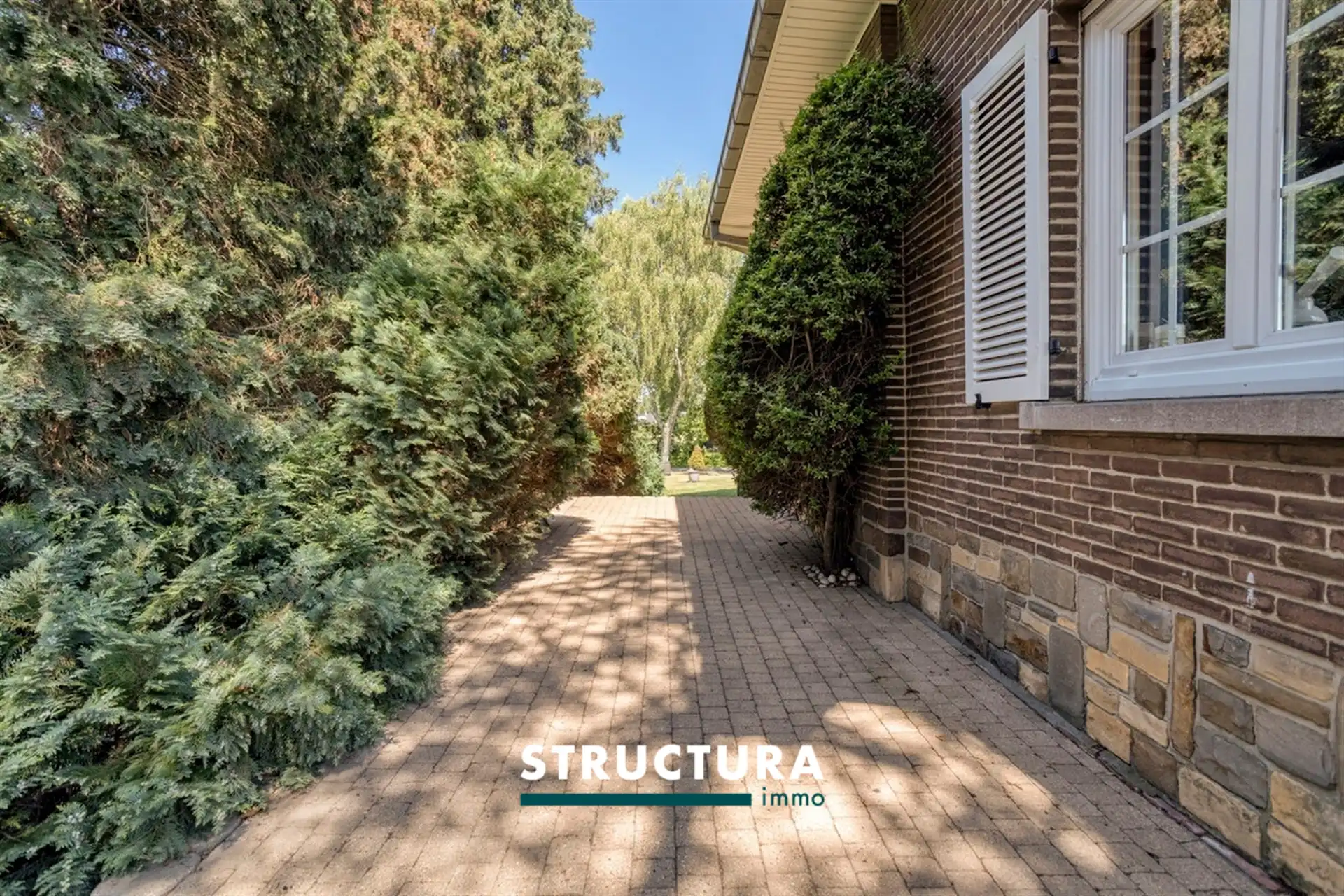 Villa met grote loods, omgeven door groen  foto 33