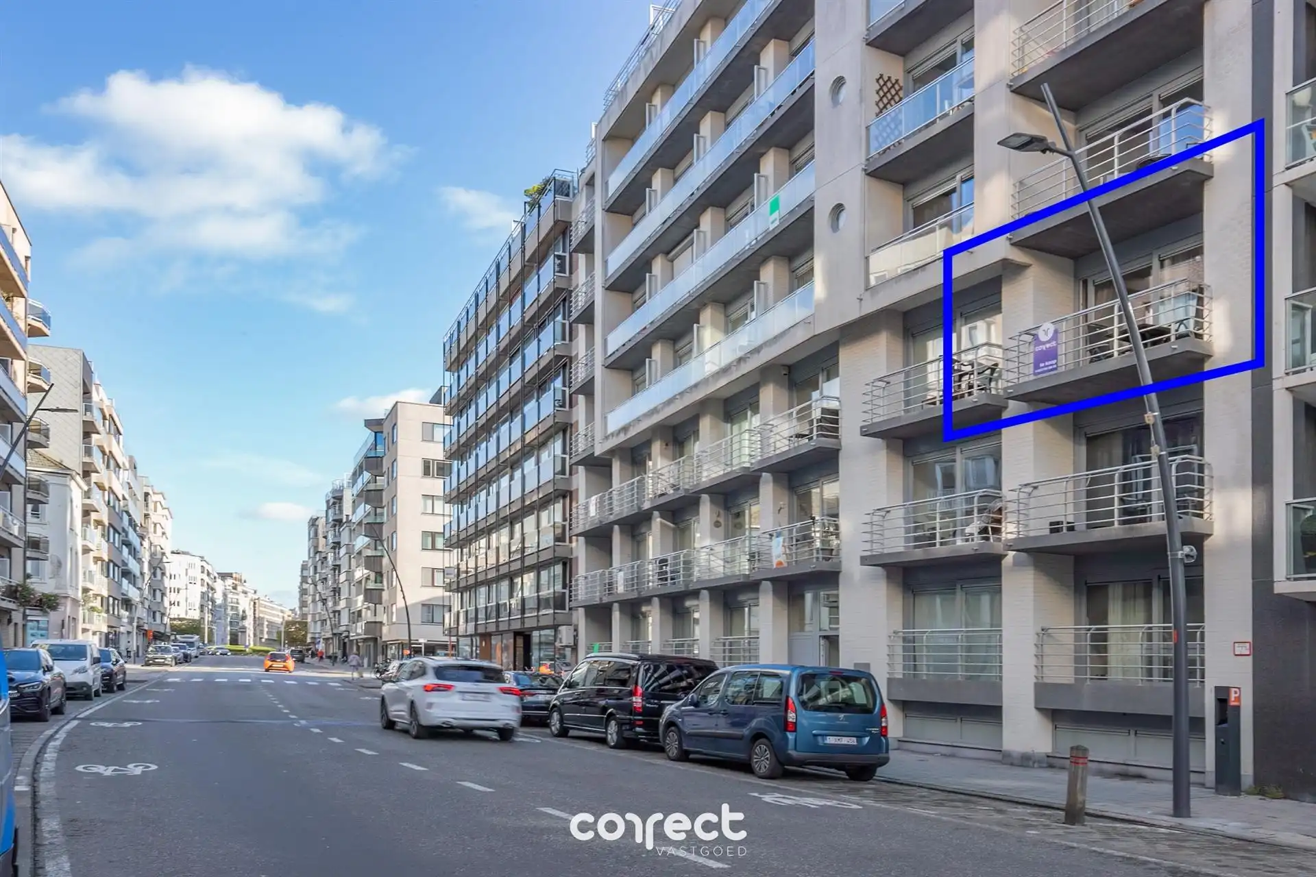 Centraal gelegen, recent , instapklaar gemeubeld appartement met 2 terrassen. foto 9
