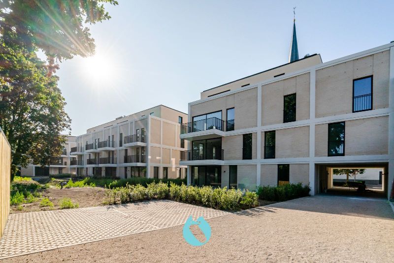 Green Square presenteert u 35 nieuwbouwappartementen en een winkelpand, letterlijk ónder de Kerktoren van Sleidinge. foto {{pictureIndex}}