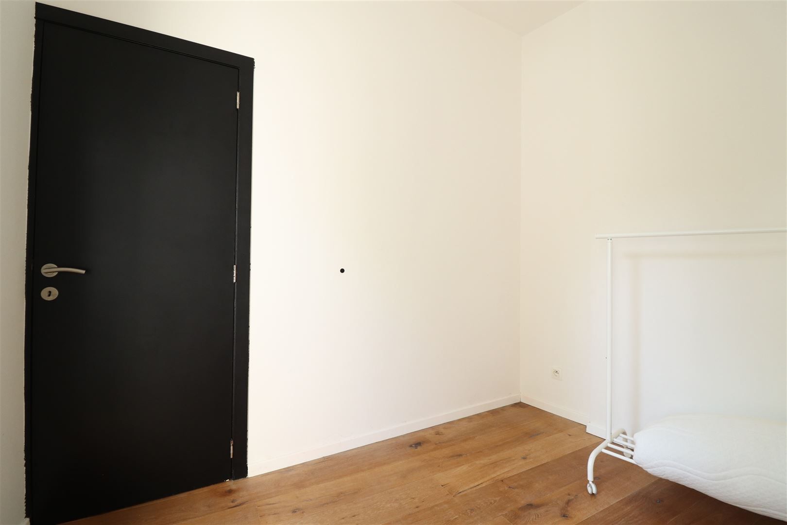 Gerenoveerd gelijkvloers appartement met terras foto 6