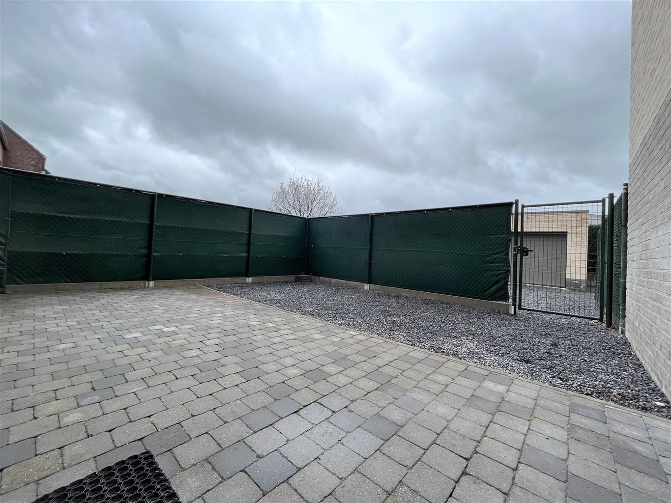 Instapklare stadswoning met 3 slaapkamers, aparte garage en tuintje. foto 16