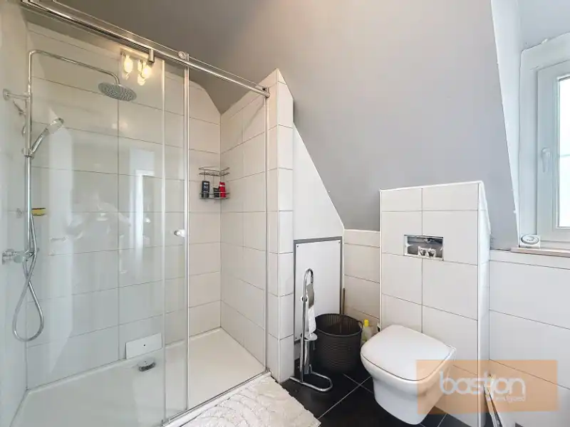 Halfopen bebouwing in rustige, doodlopende straat foto 14