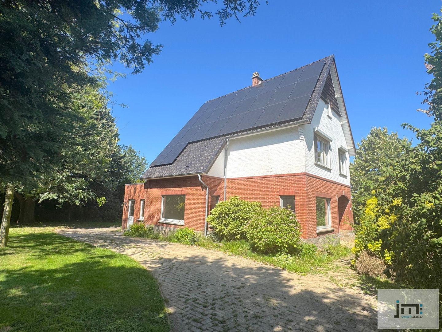 Mooi gerenoveerde woning op ruim perceel foto 2