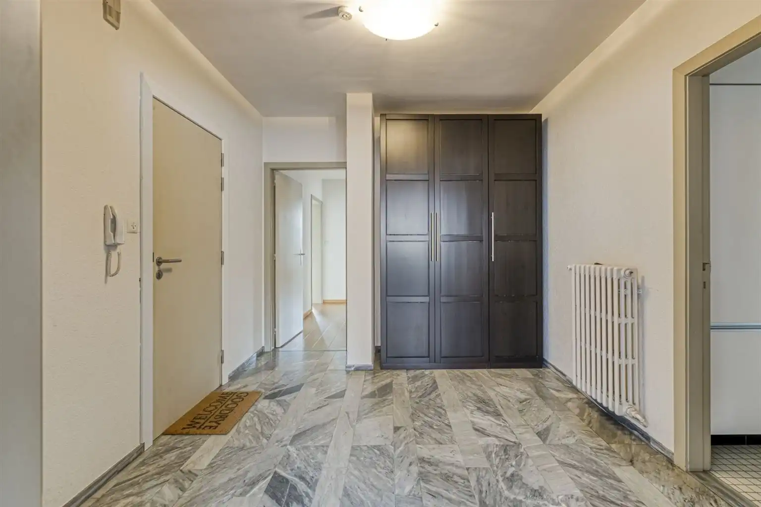 Prachtig ruim appartement met 3 slaapkamers en autostaanplaats gelegen in het hart van Maaseik.  foto 7