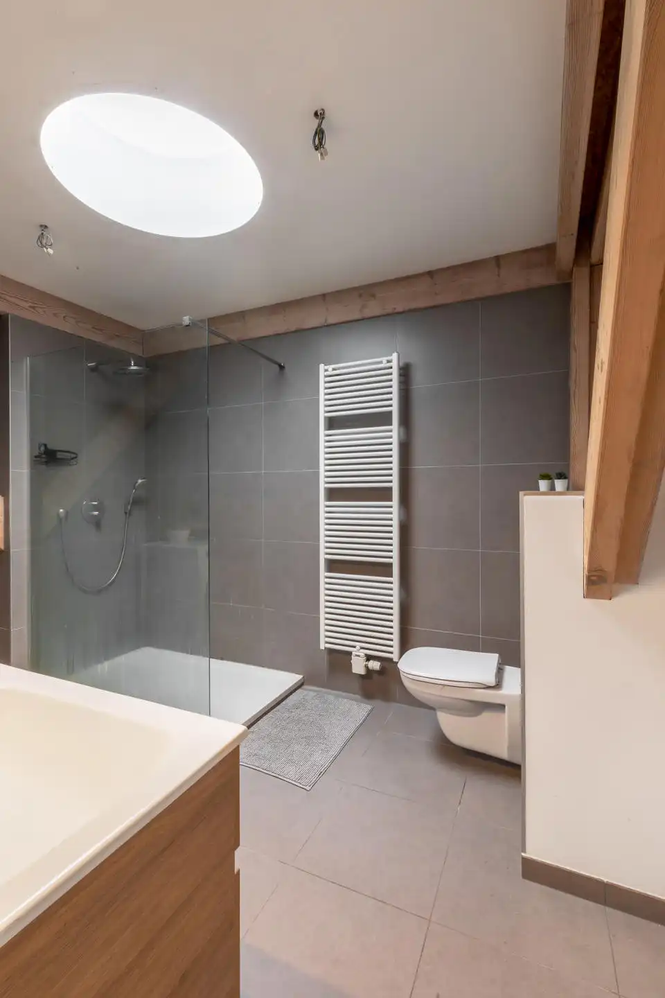 Modern gebouw met handelsgelijksvloers + duplex 1slpk app. foto 19