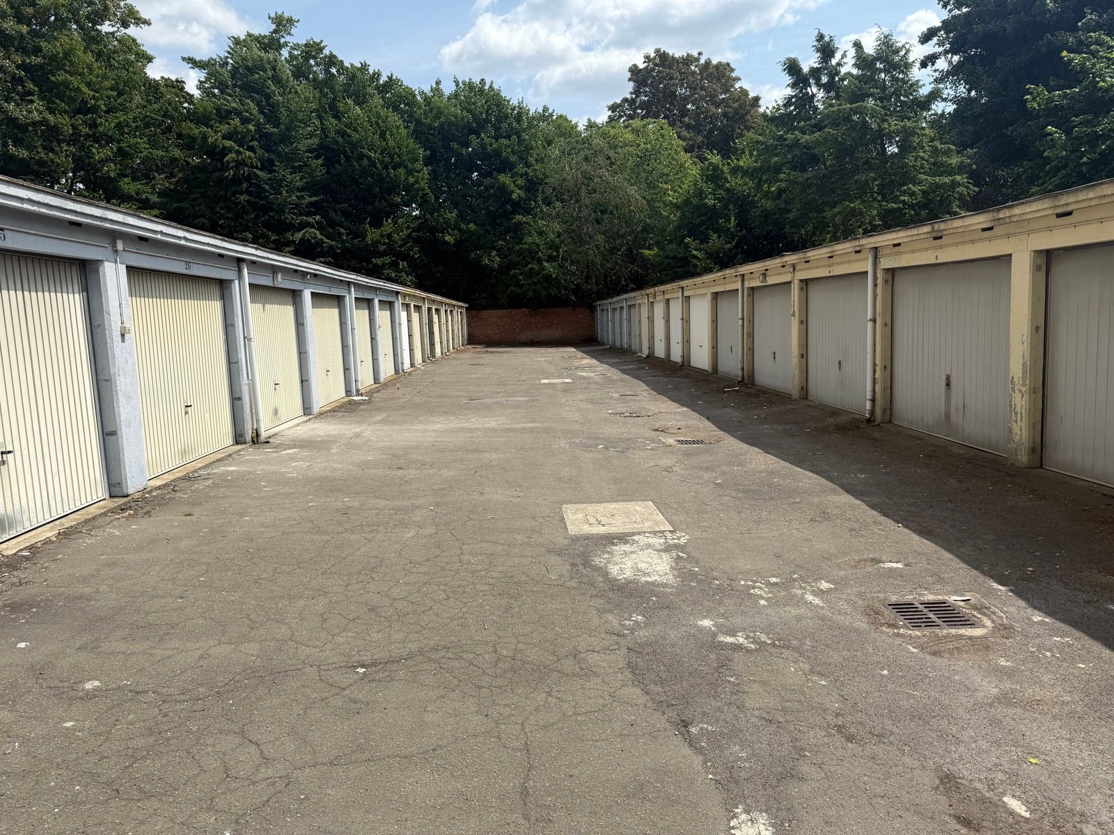 Gesloten garagebox met slagboombeveiliging foto 8