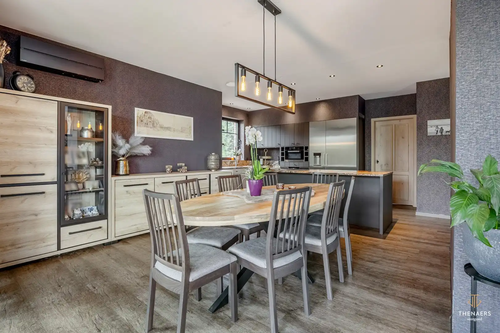 Exclusieve en bijzonder energiezuinige woning met 332 m² woonoppervlakte, vier autostaanplaatsen en verwarmd zwembad. foto 12