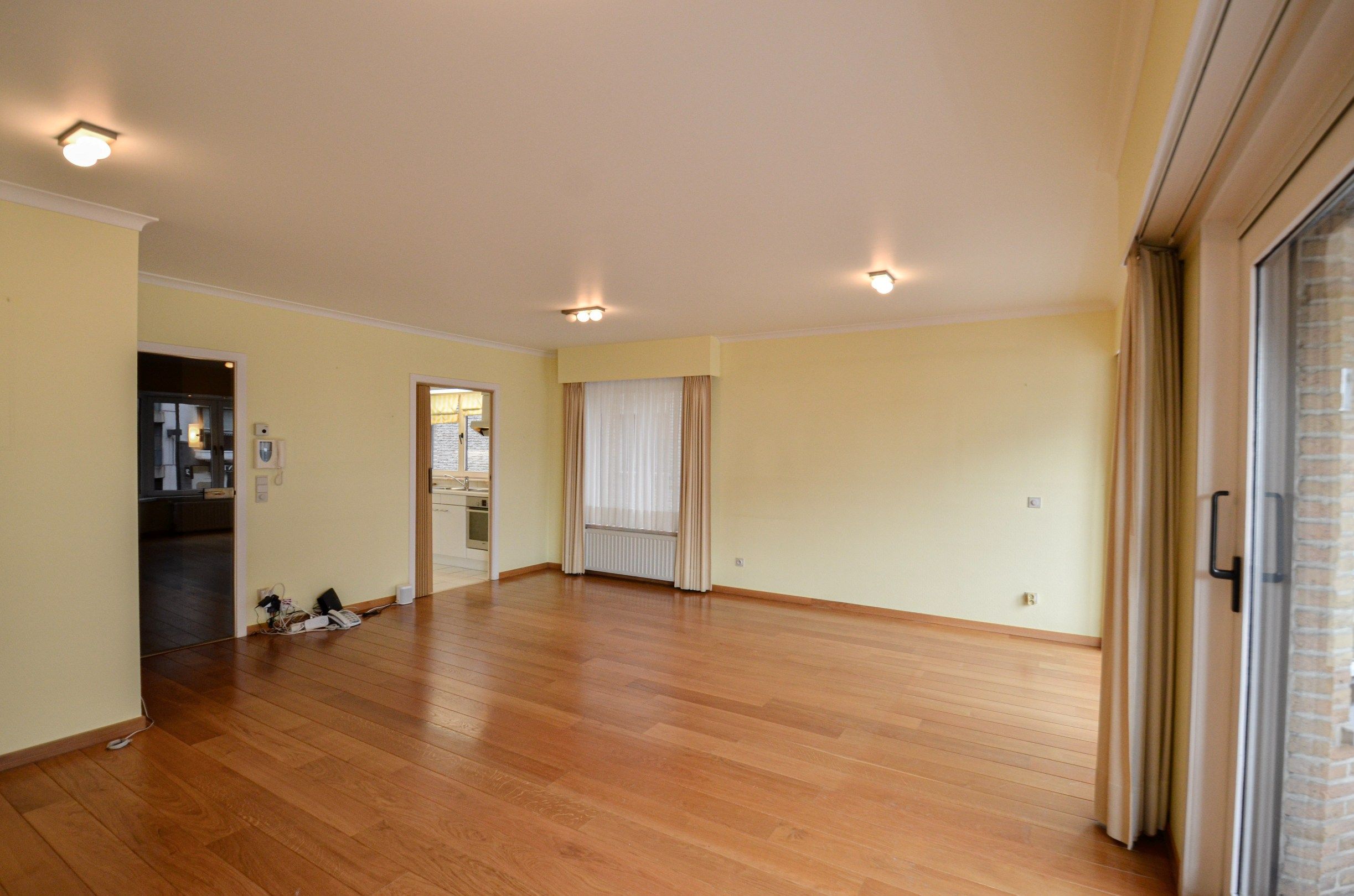 Lichtrijk hoekappartement met ruime terrassen gelegen in een klein residentie. foto 4