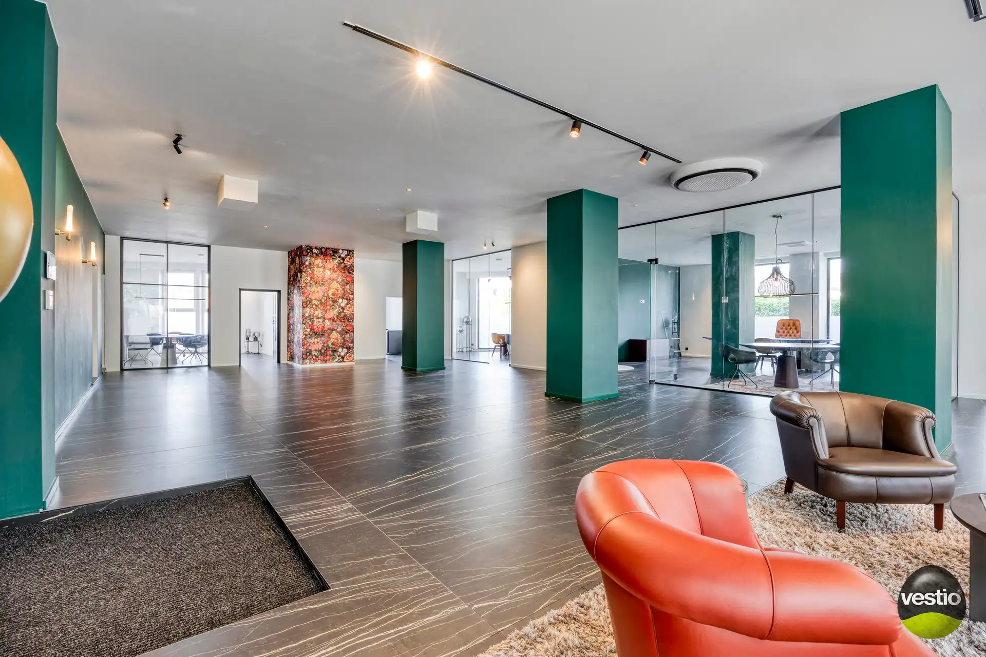 Luxueuze gelijkvloerse kantoorruimte van ca. 328 m² met parking. foto 2