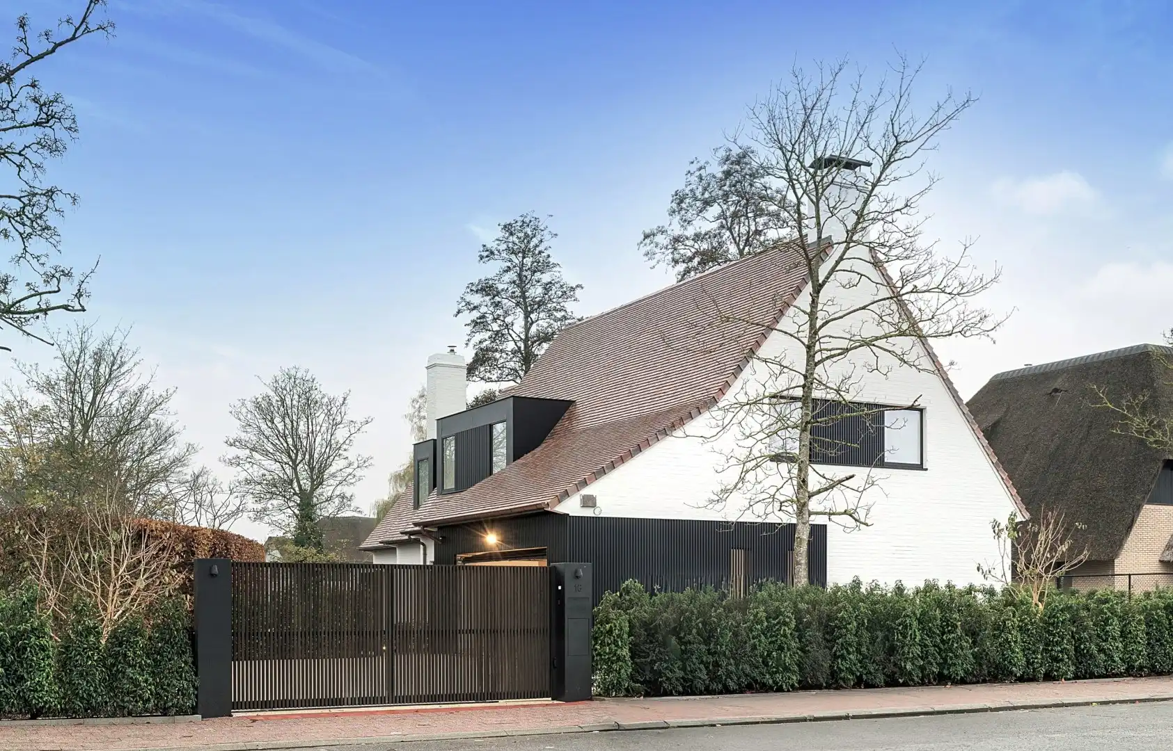 Ruime en elegante alleenstaande villa met luxe afwerking en zonnige tuin foto 2