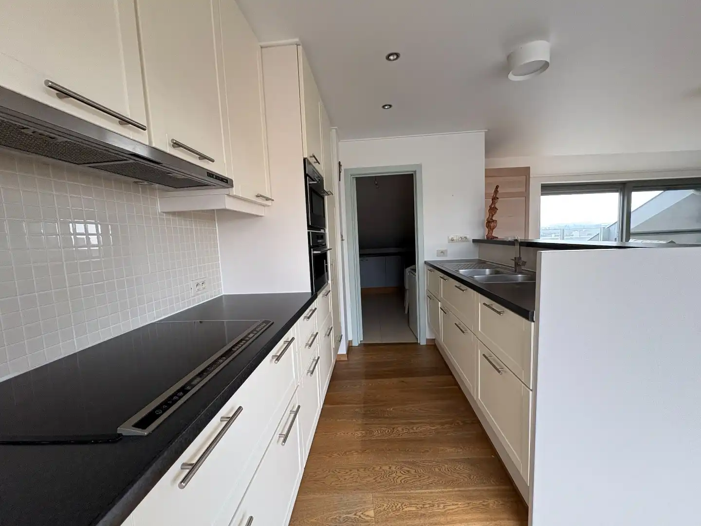 Schitterend appartement met 2 slaapkamers en autostaanplaats! foto 2