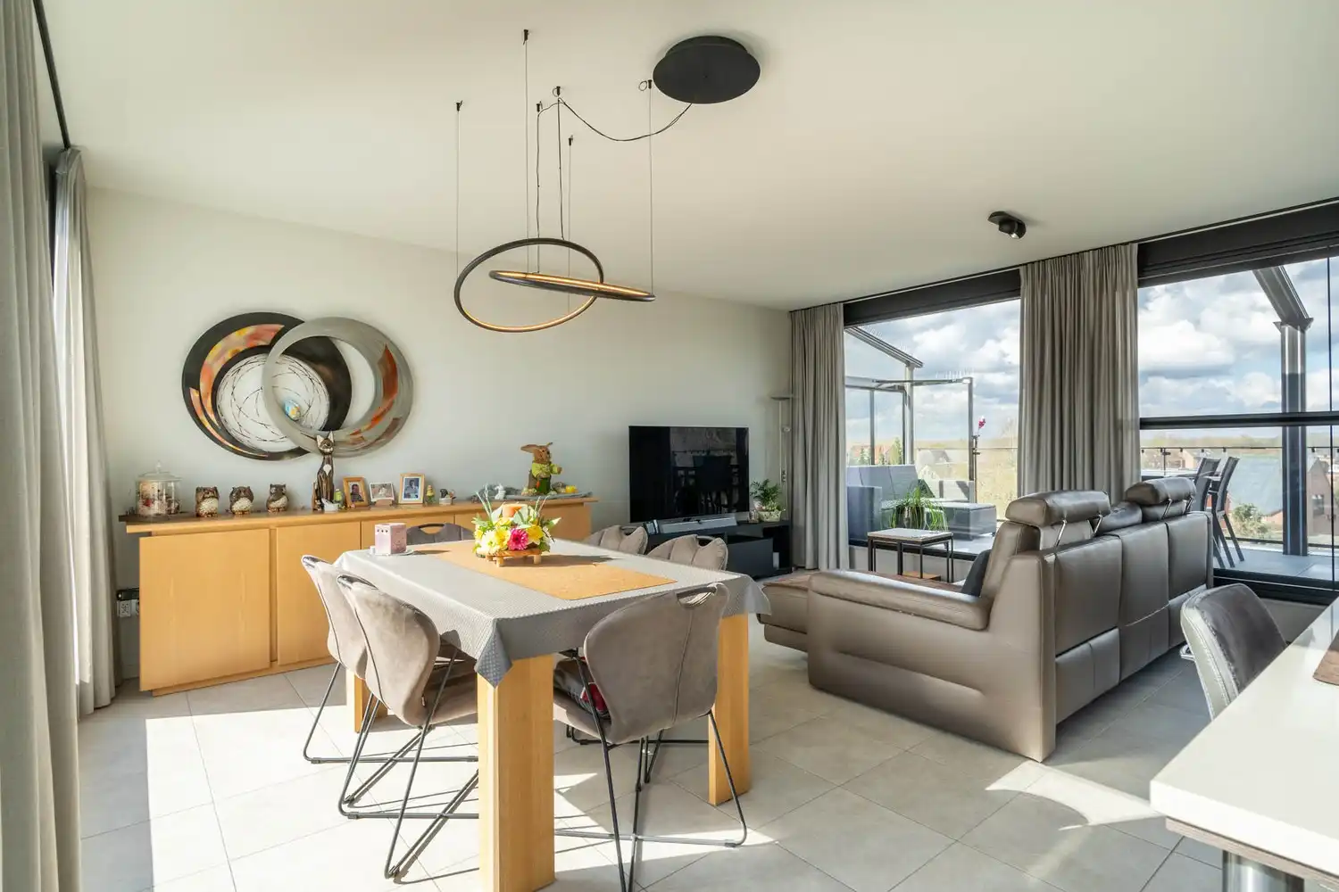 Recent, modern twee-slaapkamer appartement inclusief kelder en twee ondergrondse autostaanplaatsen te Werchter ! foto 5