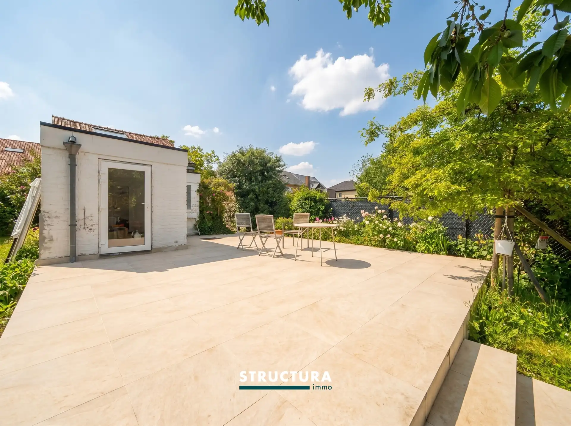 Woning met ruim terras en staanplaats foto 7