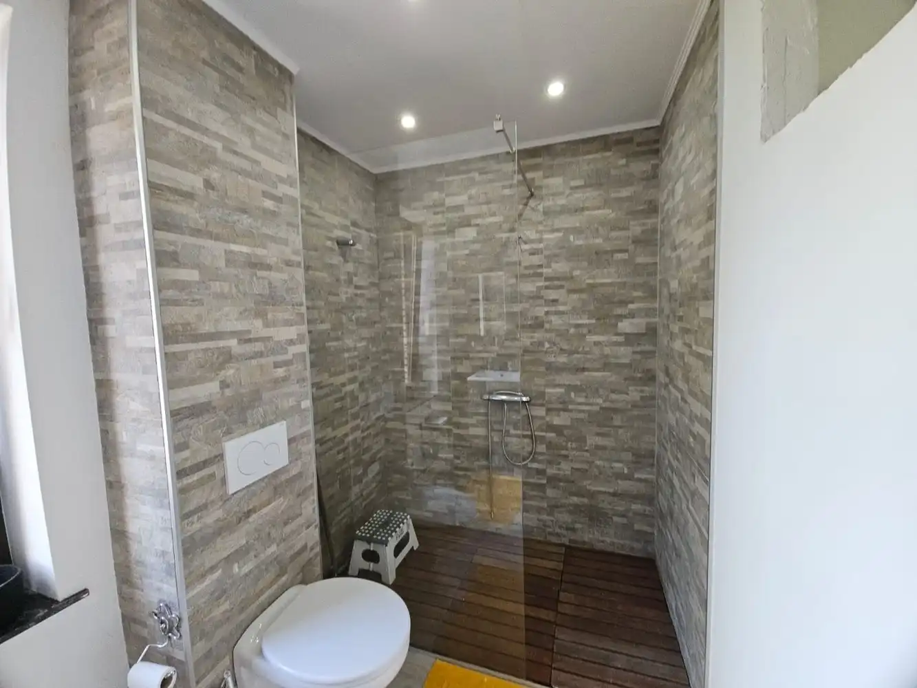 Ruime woning met tuin, 4 slaapkamers en 2 garages foto 16