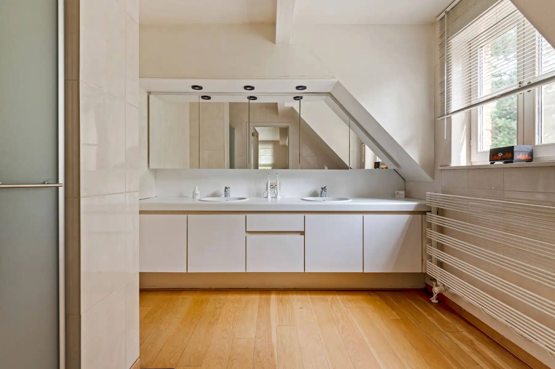 Ruime villa met aparte praktijkruimte op ca. 2.168 m2. foto 22