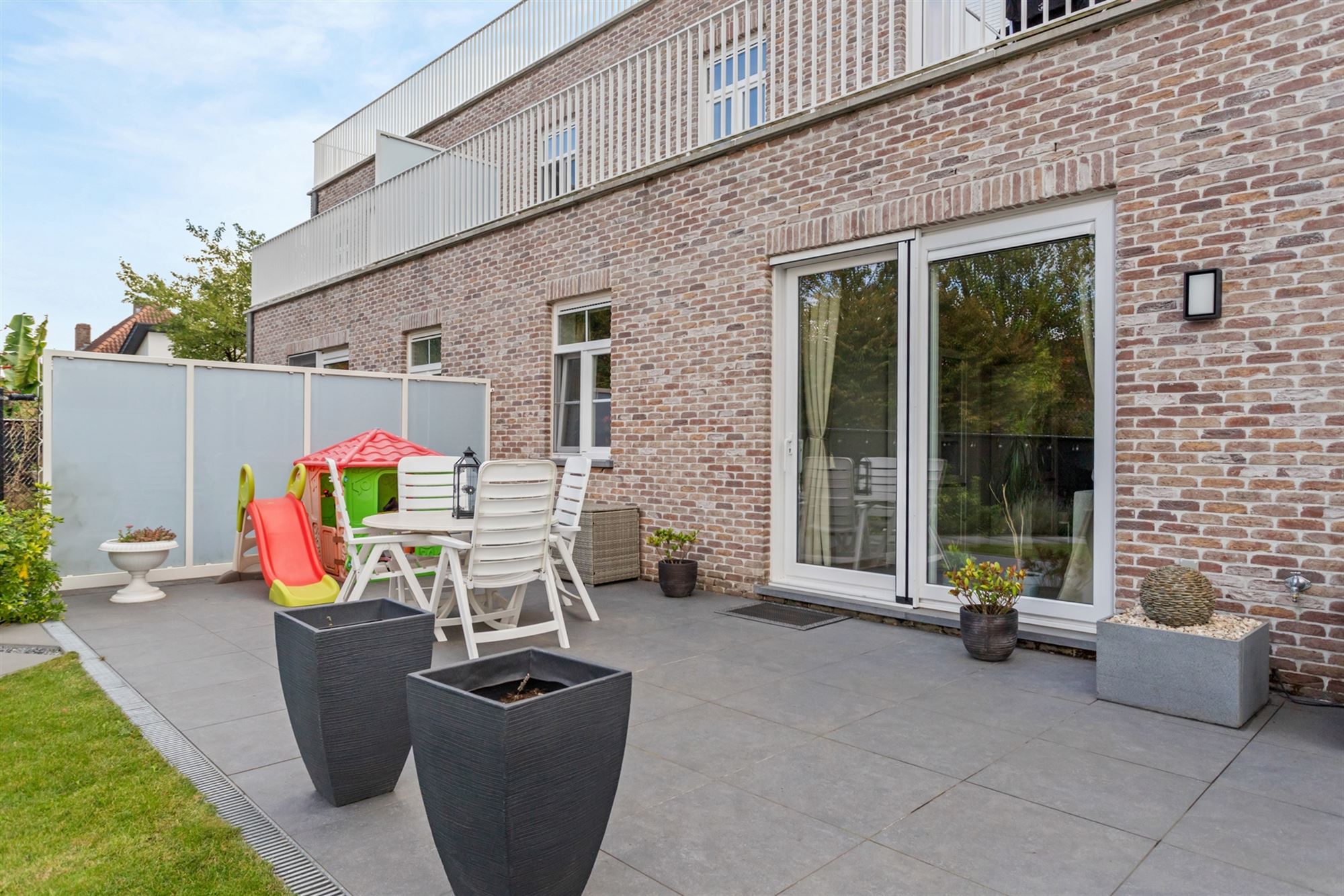 RECENT GELIJKVLOERS APPARTEMENT MET BIJHOREND TERRAS EN RUIME PRIVATE TUIN GELEGEN TE MEERHOUT foto 25