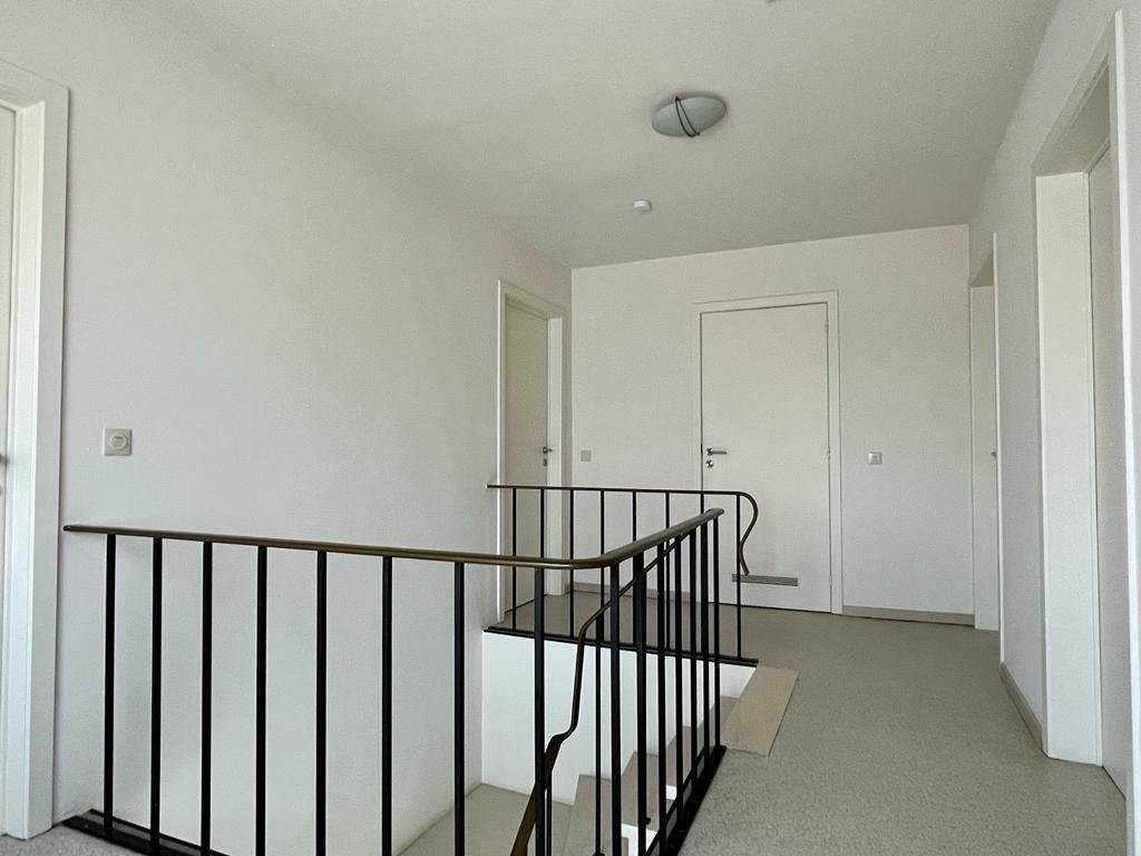 Hedendaagse woning met 4 slaapkamers, gelijkvloerse bureau en zonnige tuin met garage te Kuurne. foto 7