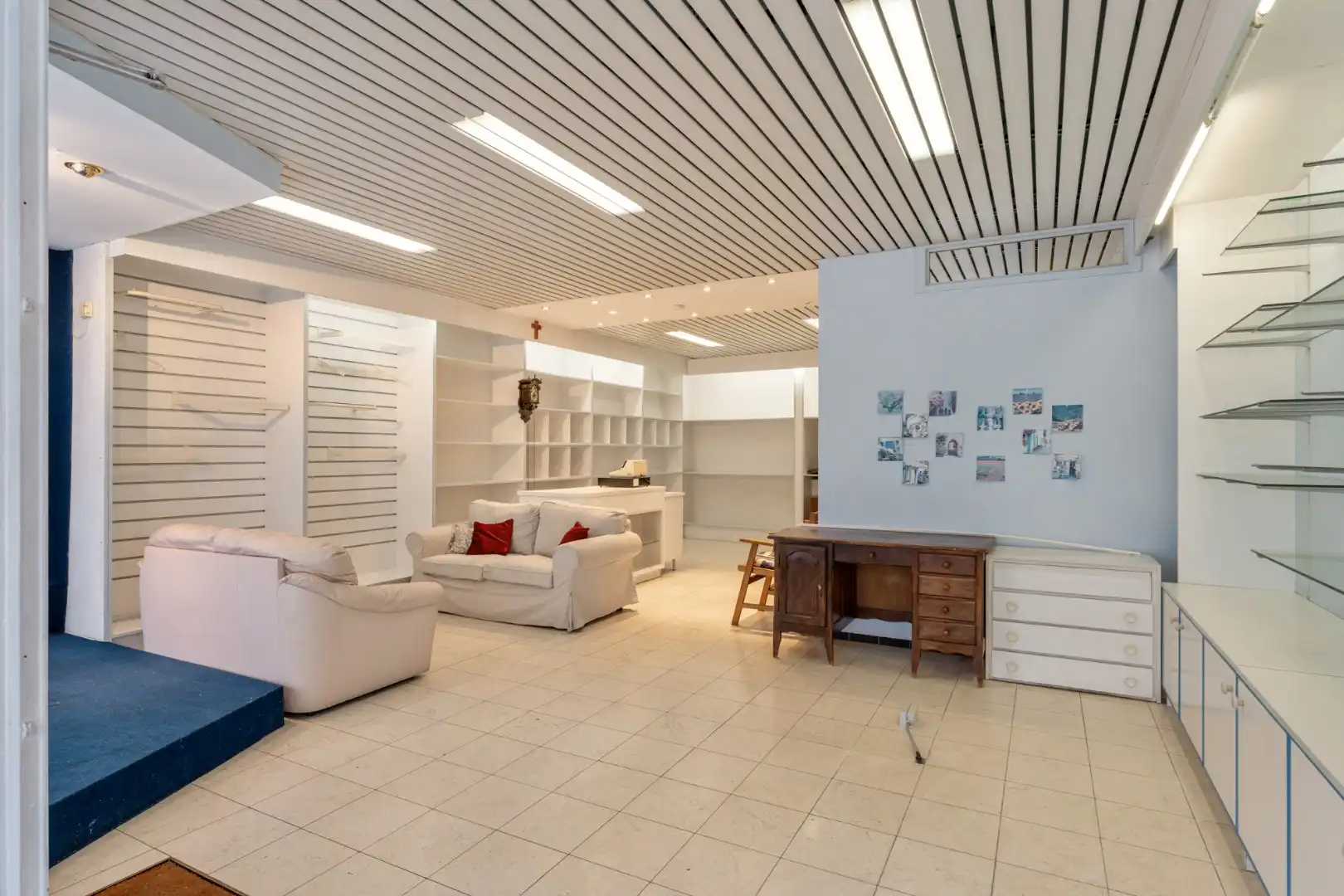 Centraal gelegen gebouw bestaande uit een handelspand op het gelijkvloers en een bovenliggend duplex-appartement! foto 3