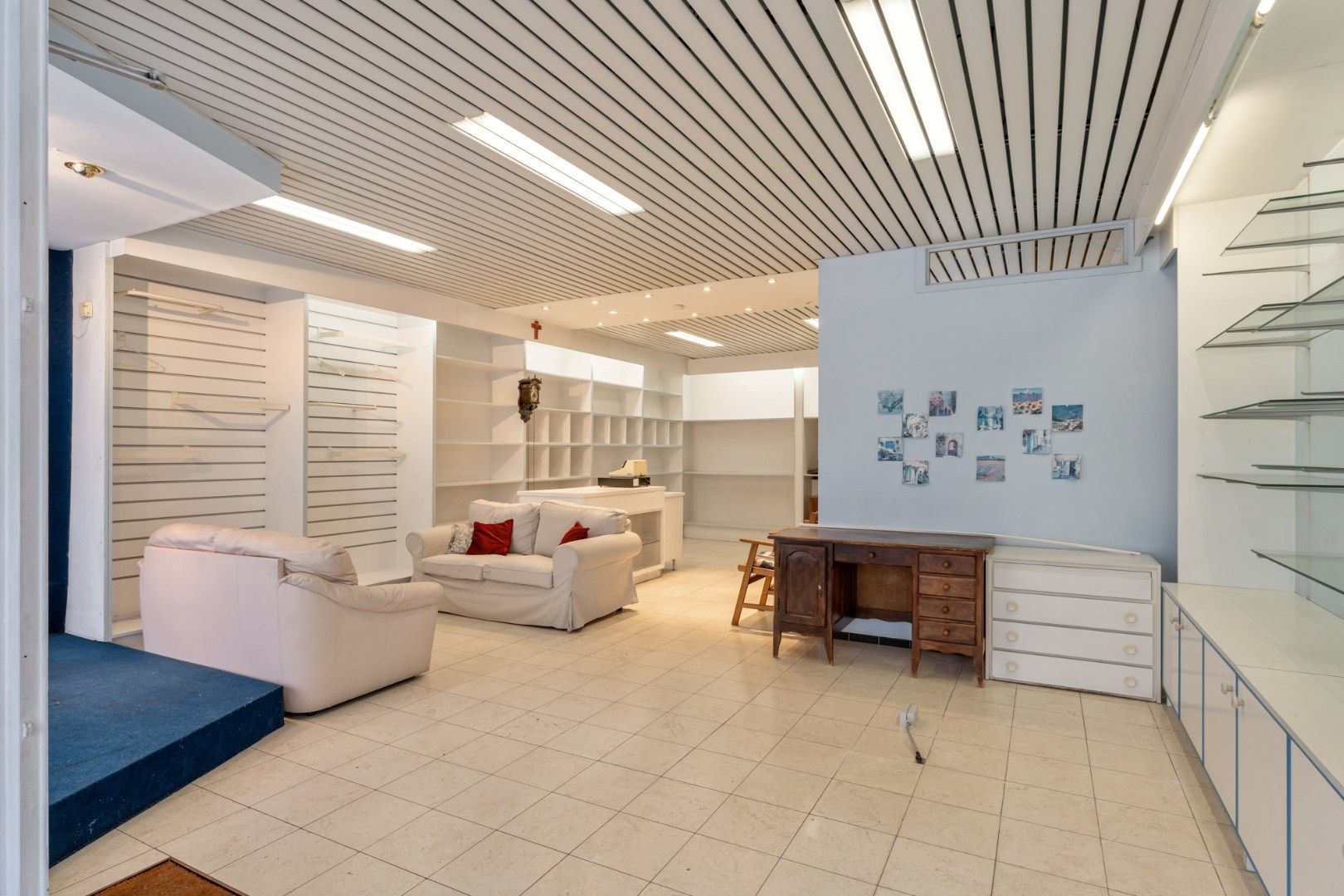 Centraal gelegen gebouw bestaande uit een handelspand op het gelijkvloers en een bovenliggend duplex-appartement! foto 3