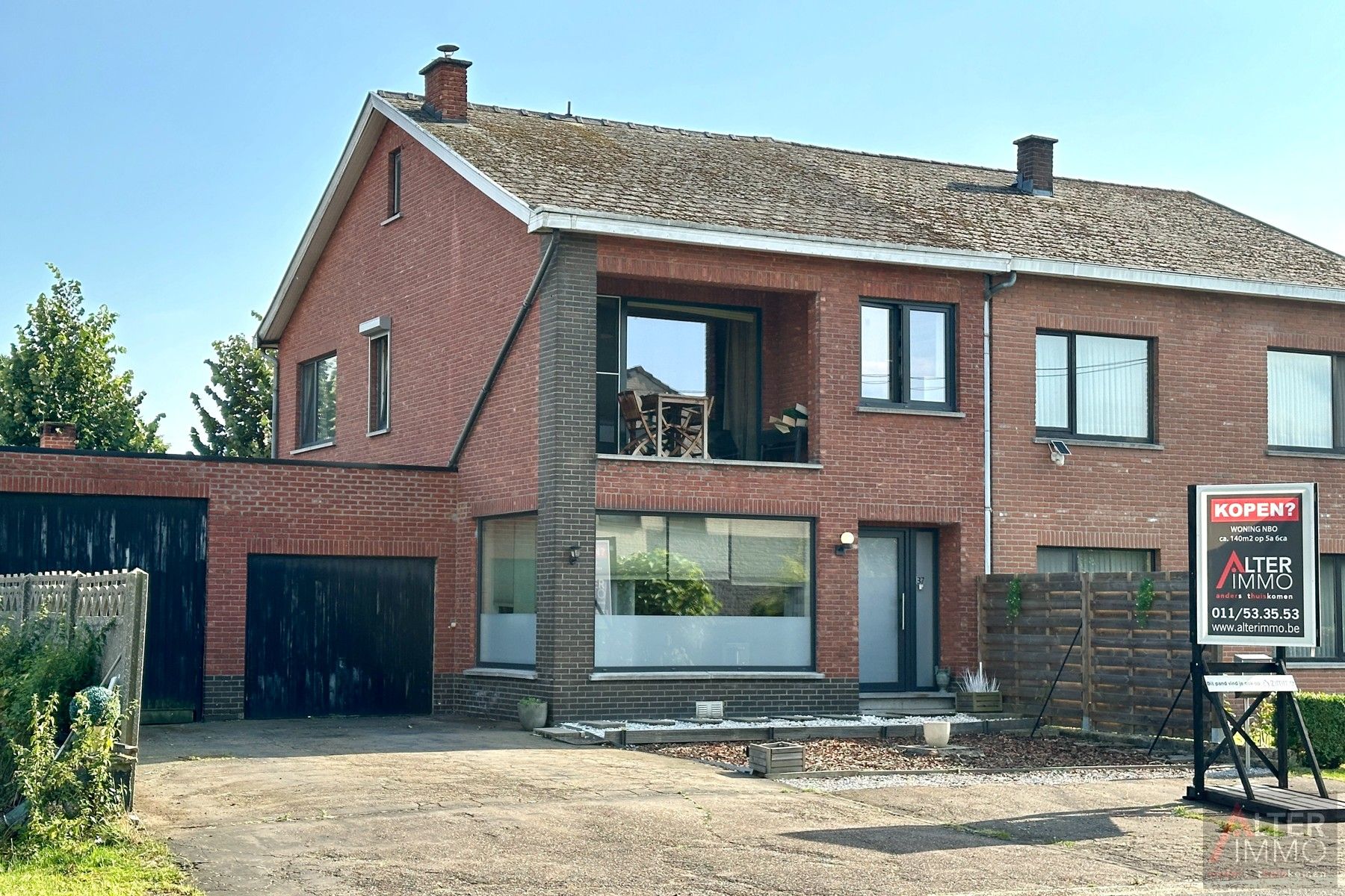 Goed gelegen, deels gerenoveerde woning met dubbele garage! foto 22