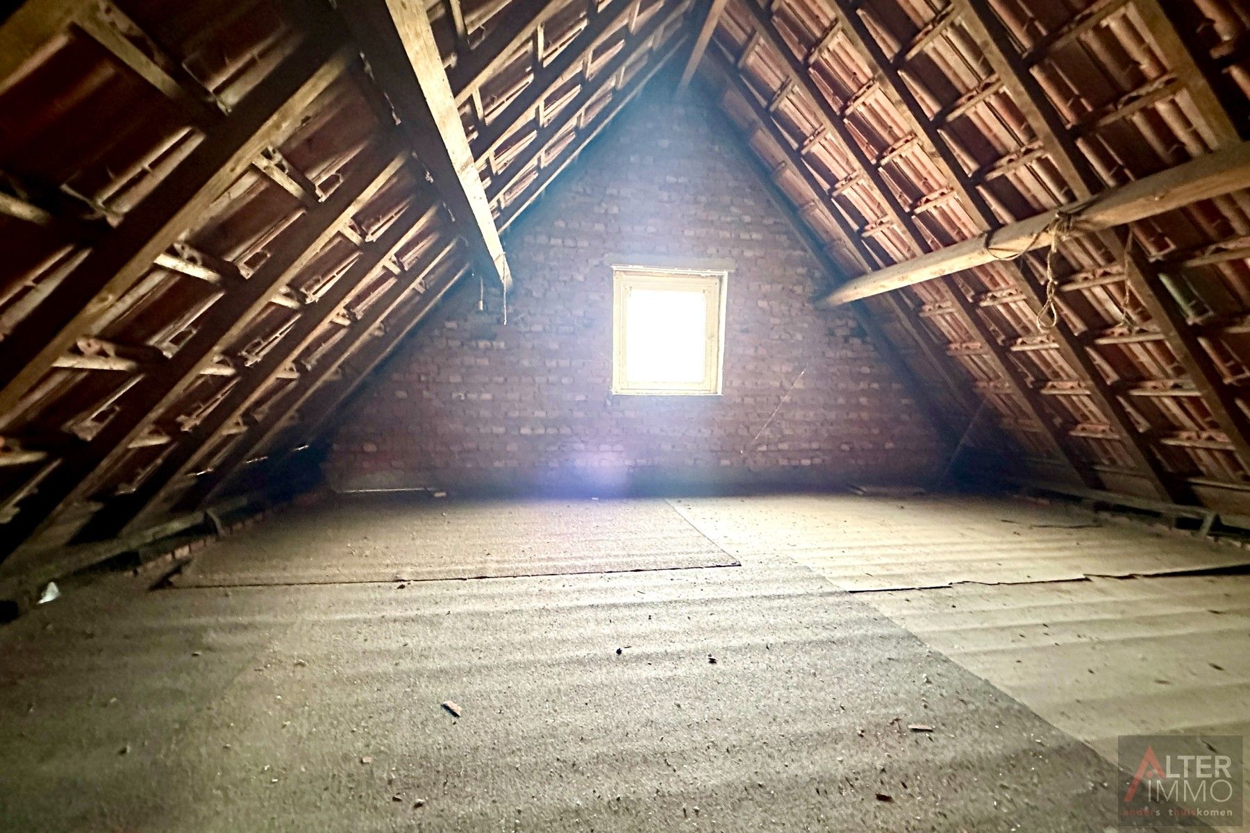 Te renoveren woning uit 1949 met achterbouw en garage op een hoekperceel van 5a 24ca. Deze open bebouwing ligt in een residentiële buurt. foto 25