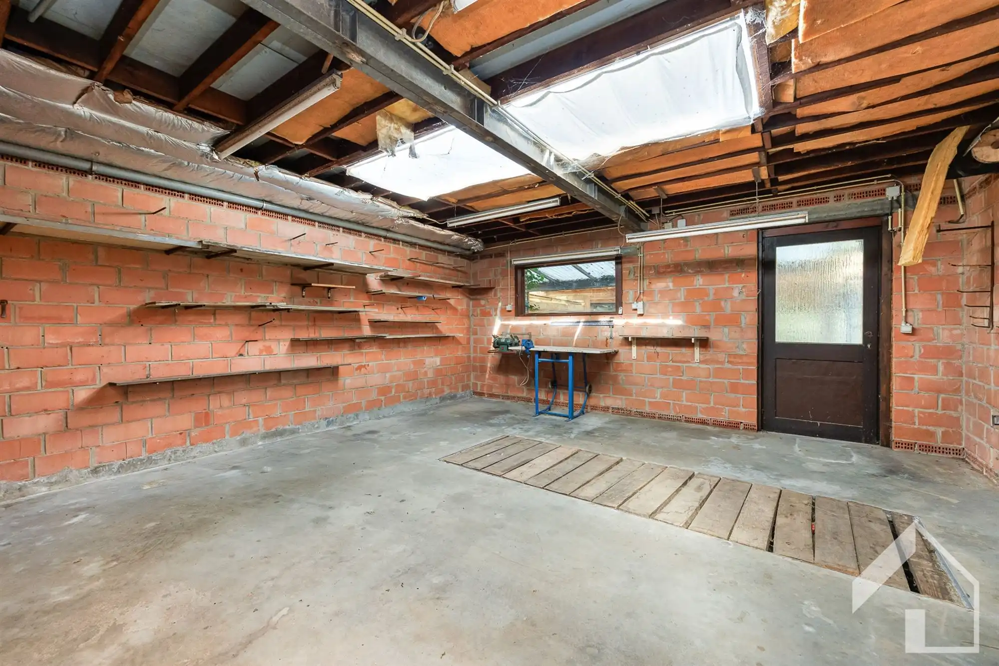 Te renoveren landhuis + achterliggend weiland foto 15