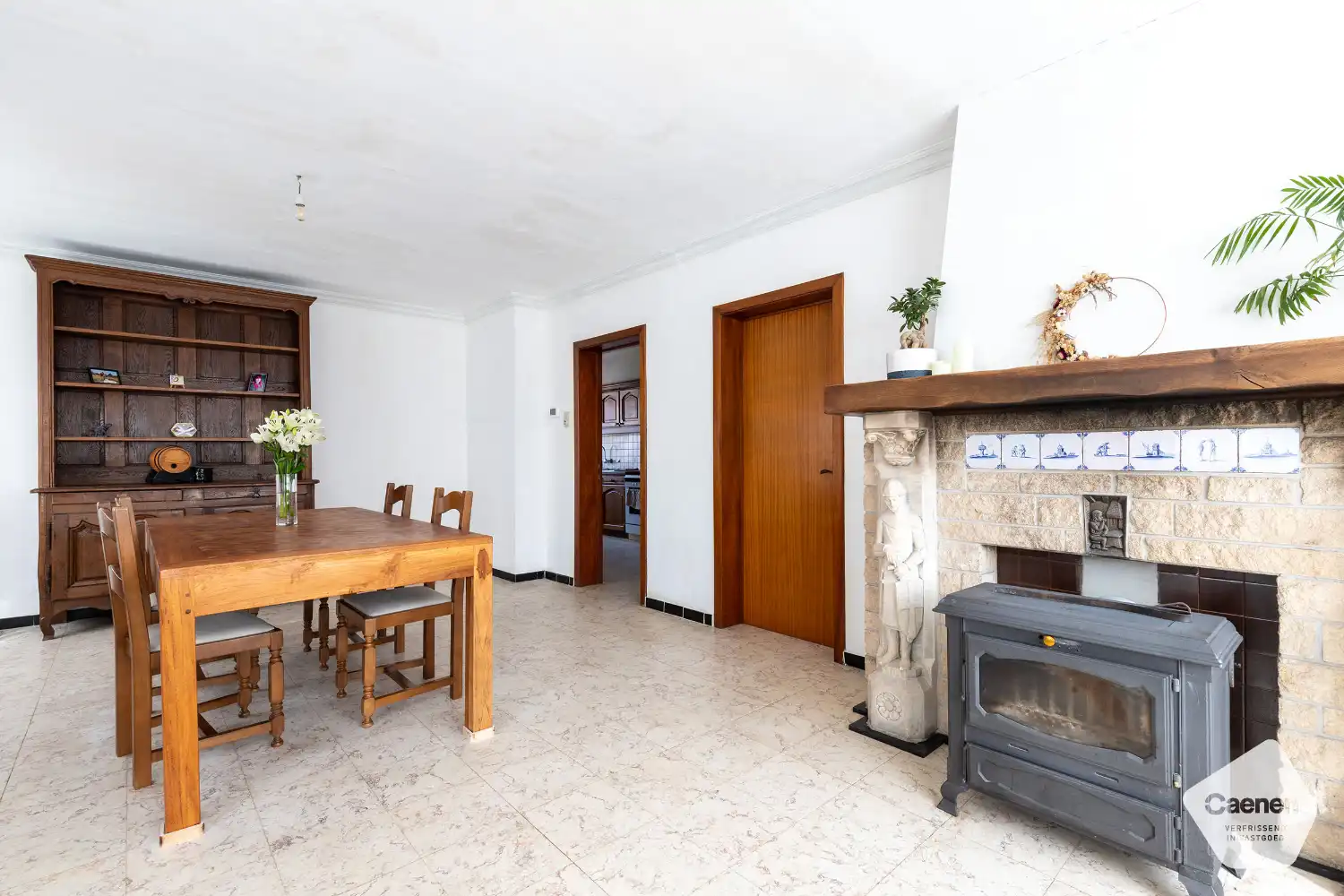 Leuke & lichtrijke charmante half-open woning met 4 slaapkamers, garage en leuke tuin! foto 6