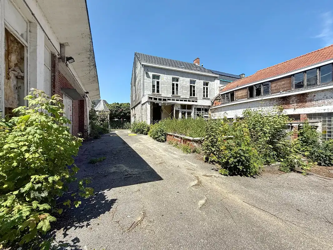 Herenhuis met bijgebouwen en uitgestrekte tuin. foto 2