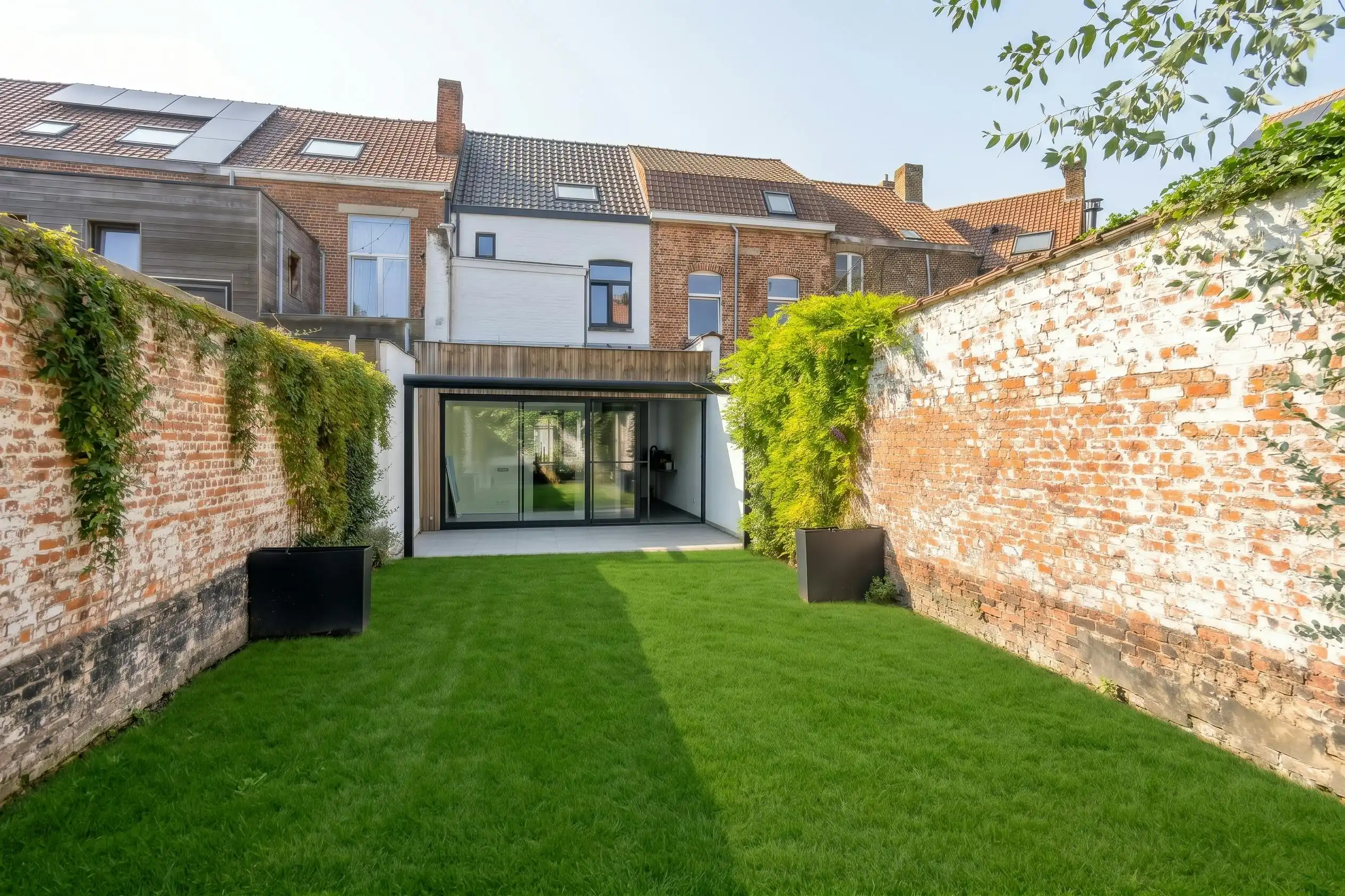 Kwalitatief gerenoveerde centrumwoning met tuin in Ieper foto 2