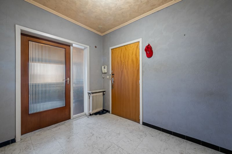 Roeselare-stadskern. Verzorgd en verhuurd TWEE-slaapkamerapprtement van 85 m2. Terras achteraan van +/- 14m2. Dichtbij scholen, winkels en de Markt, op wandelafstand. foto 7