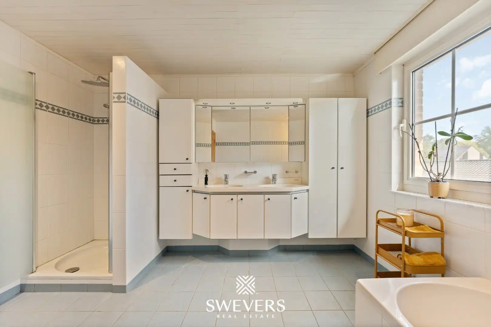 Ruime open bebouwing met nieuwe keuken en veranda foto 20