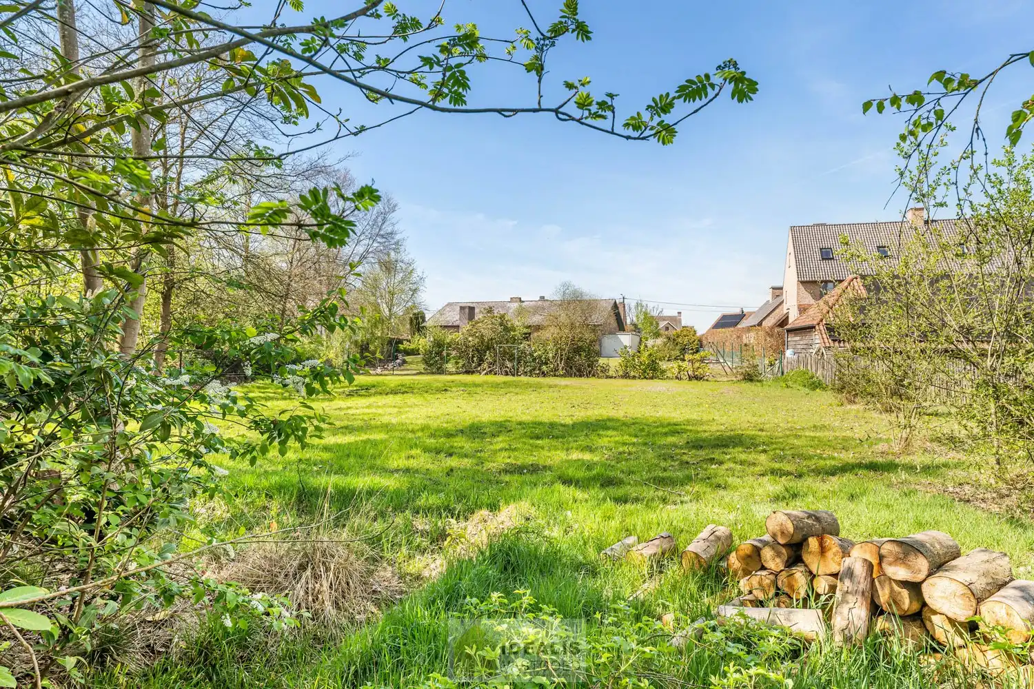 IDEALIS VASTGOED – Goed onderhouden en aangename gelijkvloerse woning met 2 slaapkamers op een prachtig, ruim en uiterst breed perceel foto 34