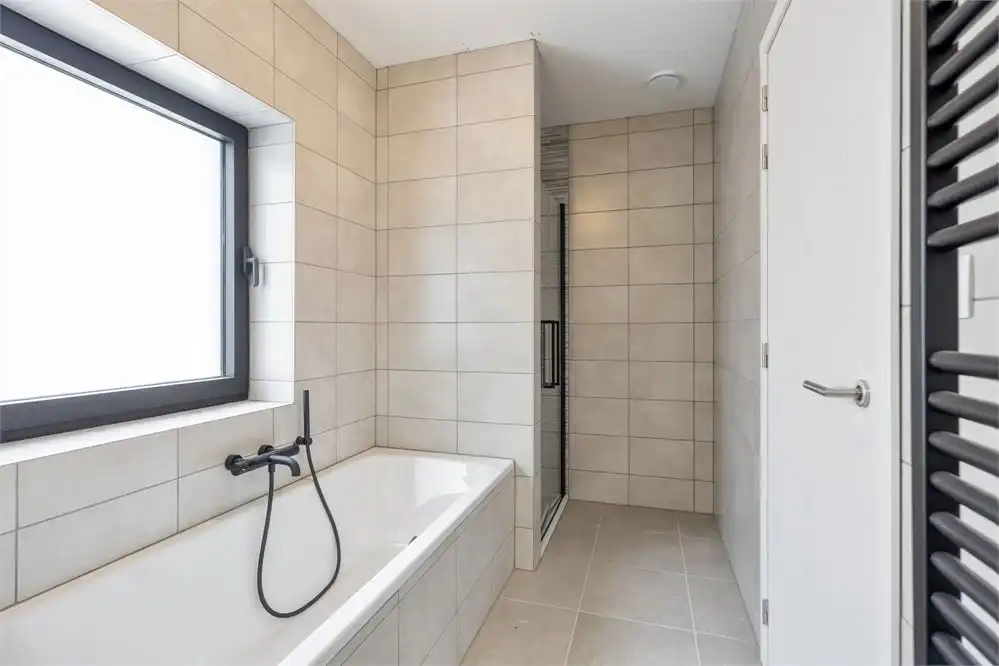 Ruimte, licht en een eigen stukje groen in hartje Heers foto 14