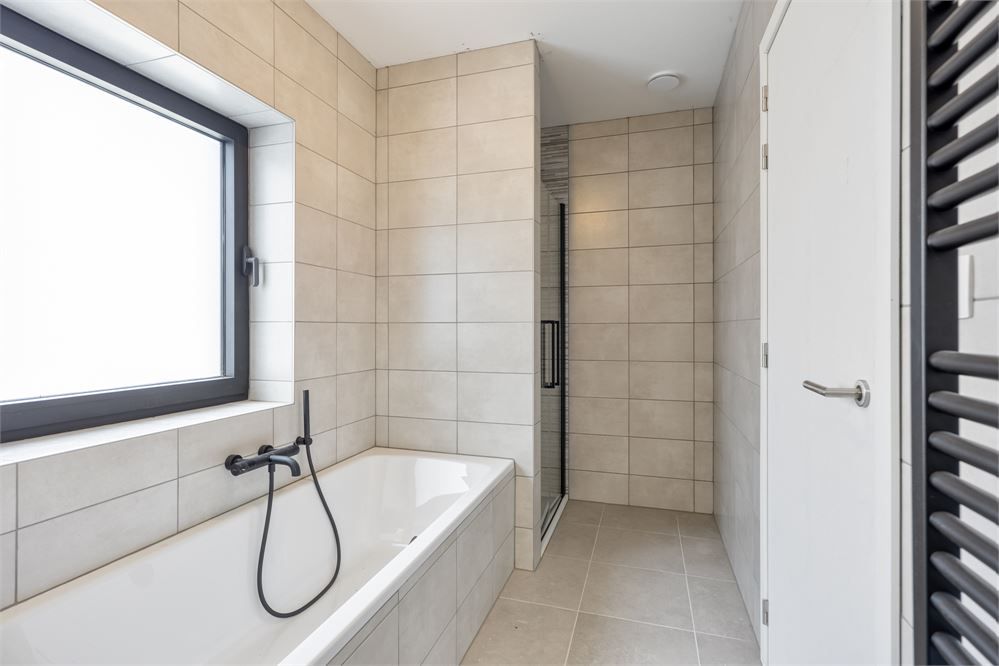 Ruimte, licht en een eigen stukje groen in hartje Heers foto 14