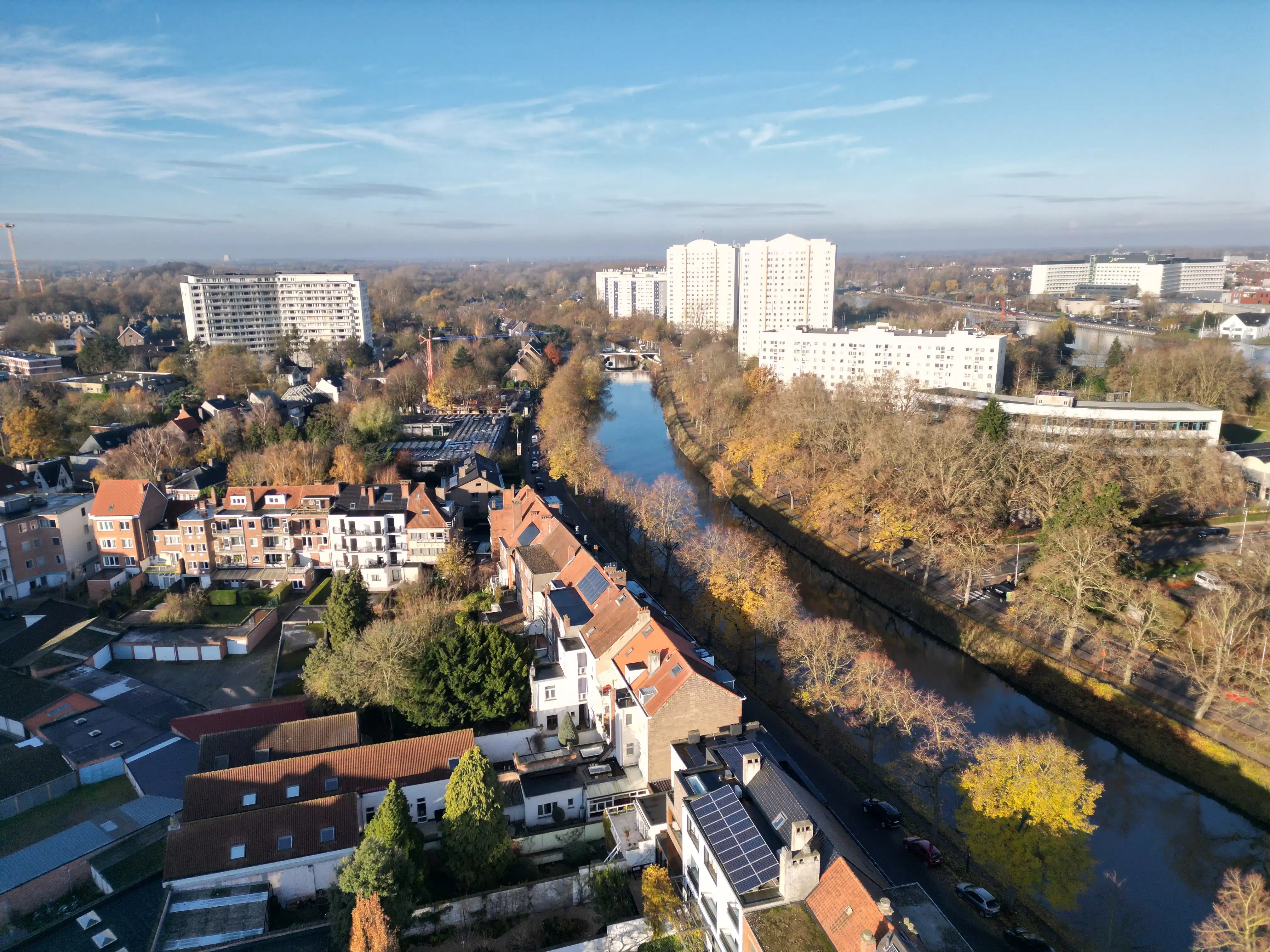 Stijlvol tweeslaapkamerappartement in de Sportstraat, met terras en warm mid-century karakter. foto 13