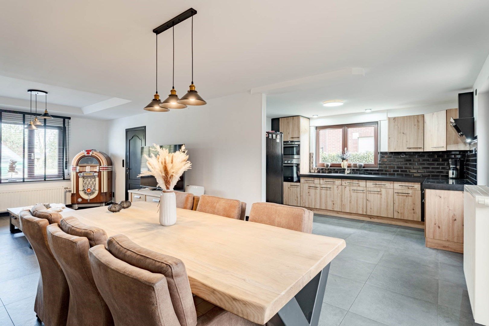 Gerenoveerde, goed onderhouden woning nabij het centrum van Bree mét een grote garage/werkplaats bereikbaar langs de Filterstraat aan de achterzijde van de woni foto 11