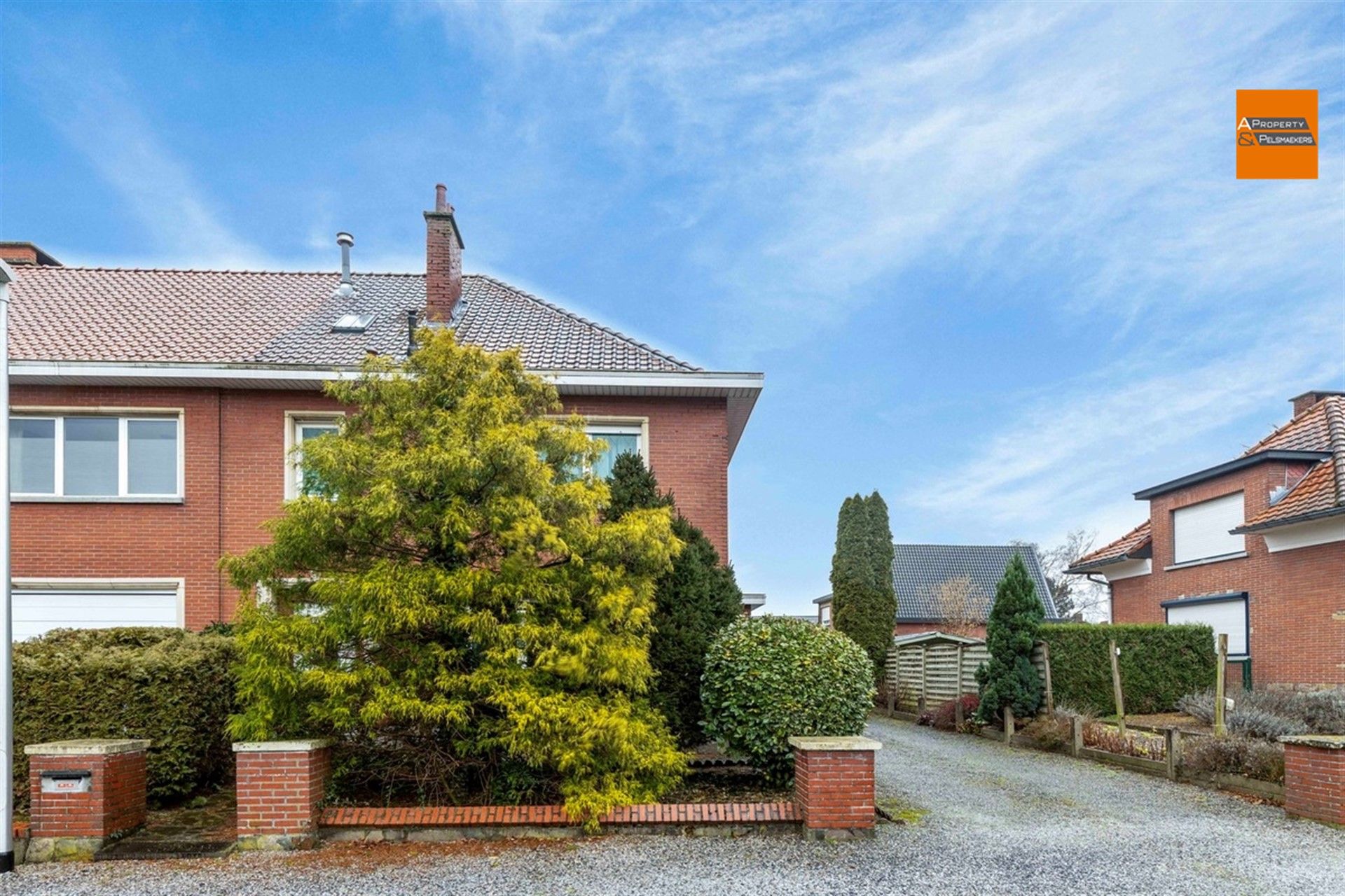 BOD AANVAARD Te renoveren woning met 3 slaapkamers, garage en tuin foto 2