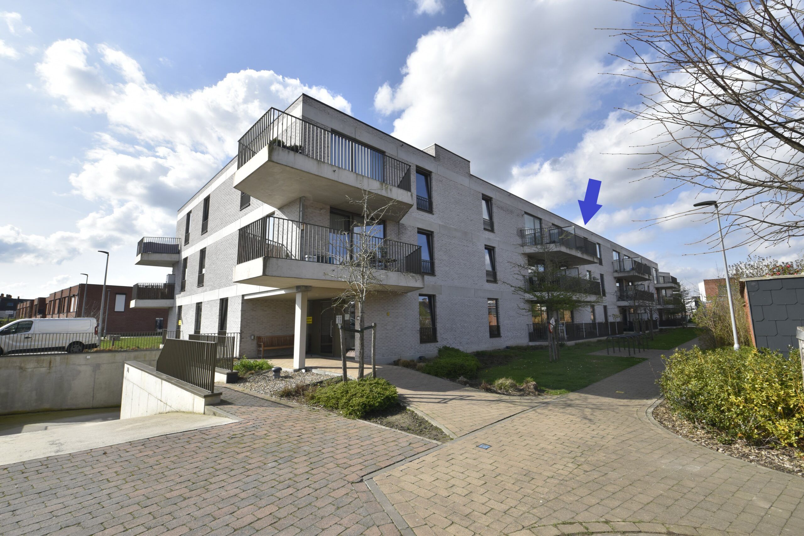 Assistentiewoning met 1 slaapkamer, terras en autostaanplaats in Sint-Niklaas foto {{pictureIndex}}