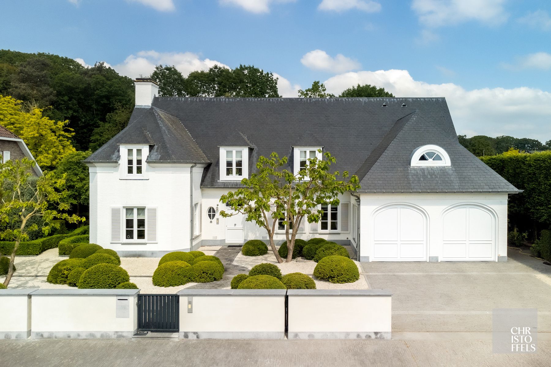 Stijlvolle villa met superieure afwerking, overloopzwembad en een parktuin. foto {{pictureIndex}}