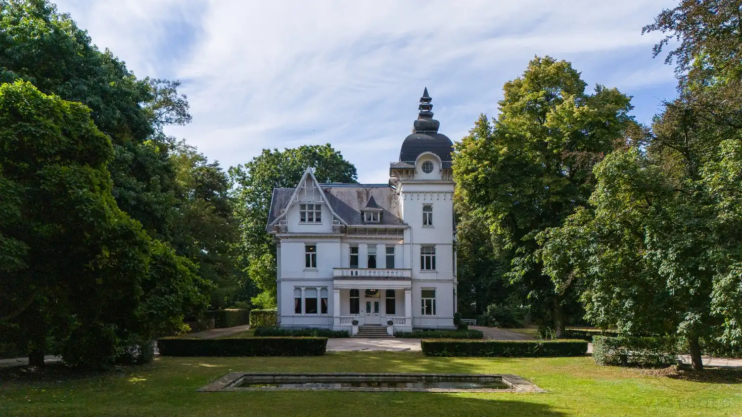 Hoofdfoto van de publicatie: Prachtige directeurswoning met parktuin van 1,57 ha!