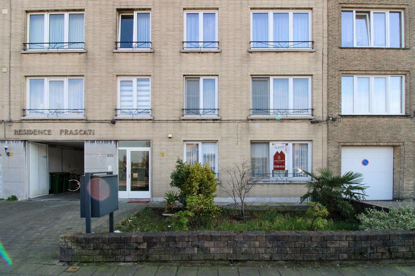Uitzonderlijk ruim en centraal gelegen gelijkvloers appartement met drie slaapkamers, tuin én garage te koop in Deurne! foto 2