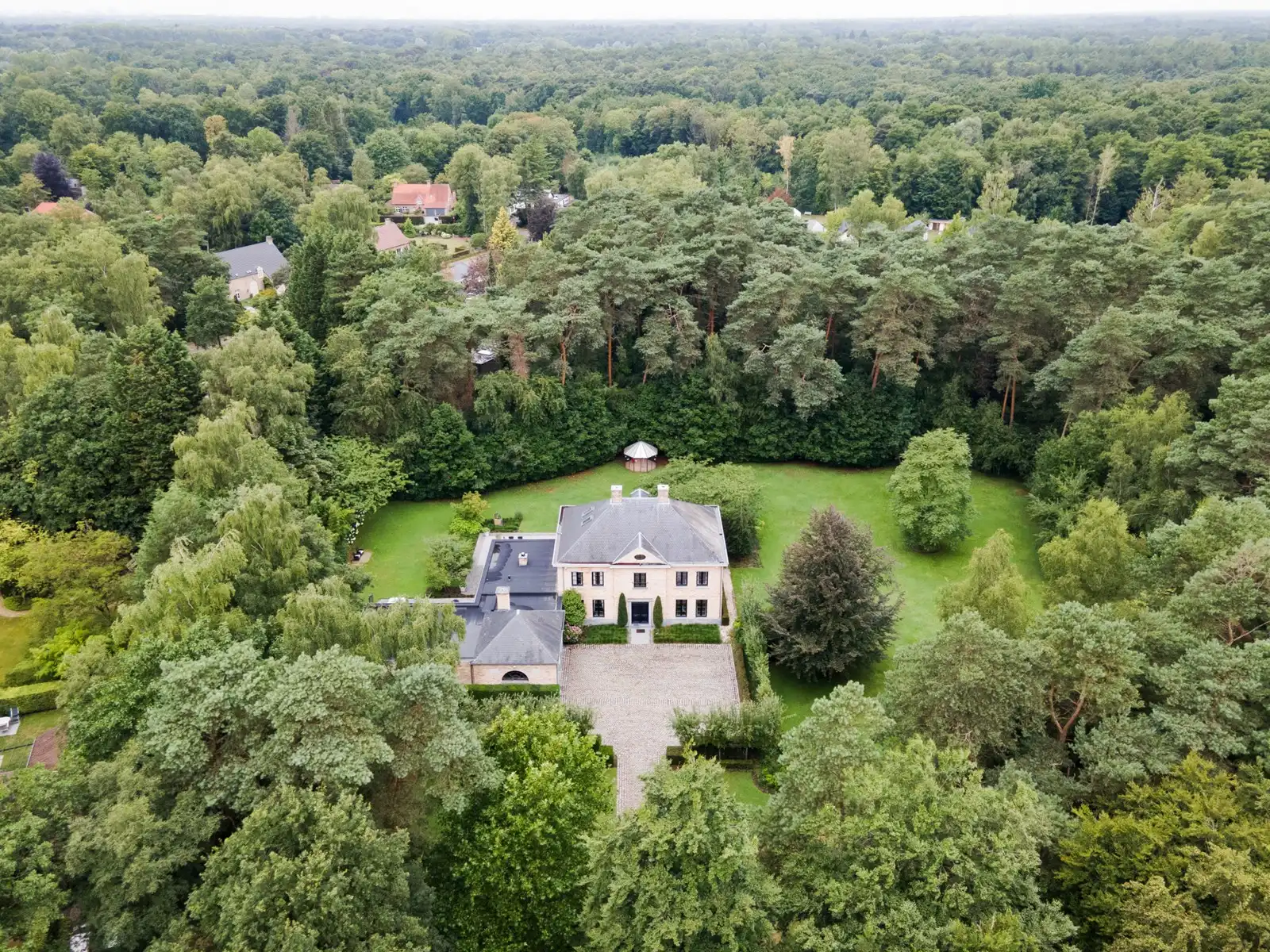 Exclusieve villa met parktuin foto 2