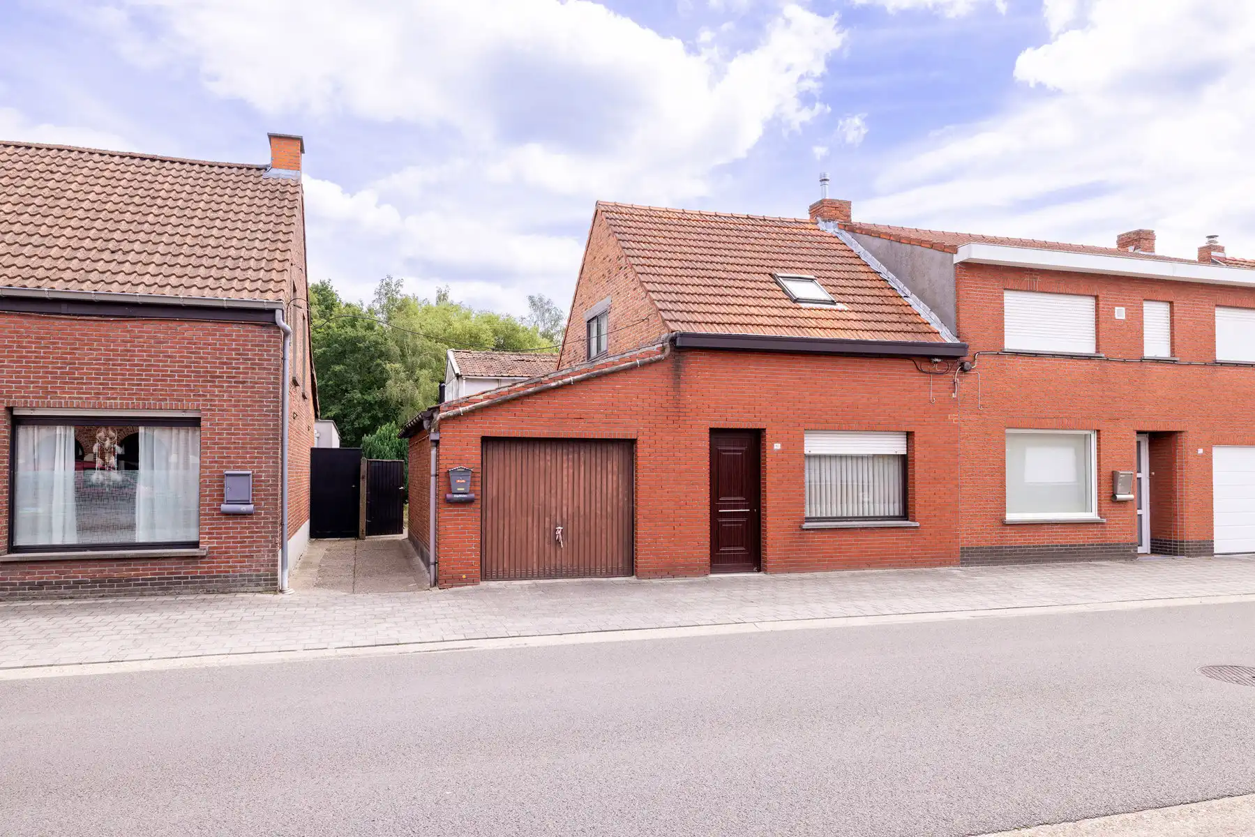 Hoofdfoto van de publicatie: Volledig te renoveren woning met 2 slpks en garage op 540m2